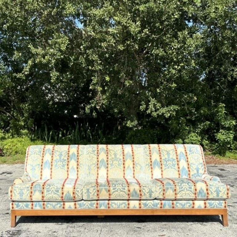 Divano lungo Devore vintage Regency personalizzato, caratterizzato da un tessuto lussuoso e da un design raffinato. Perfetto per aggiungere un tocco di eleganza classica al tuo spazio vitale. Acquistato da una leggendaria proprietà di Palm Beach.