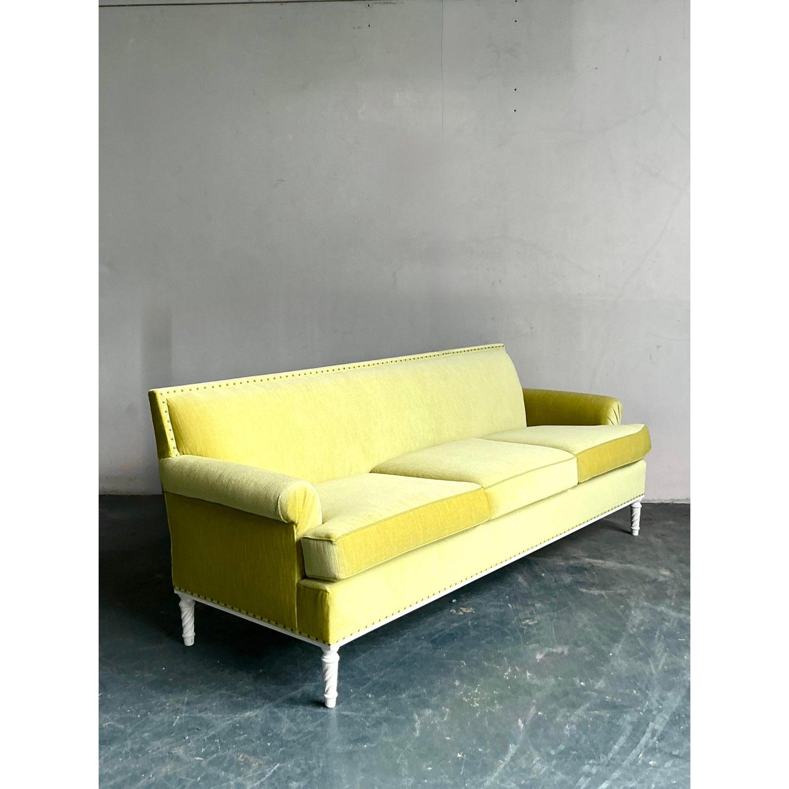 Questo splendido divano incarna il fascino sofisticato e la palette di colori vivaci della Hollywood Regency di metà secolo e l'eleganza senza tempo del design in stile Jansen. Rivestito in mohair verde lime 