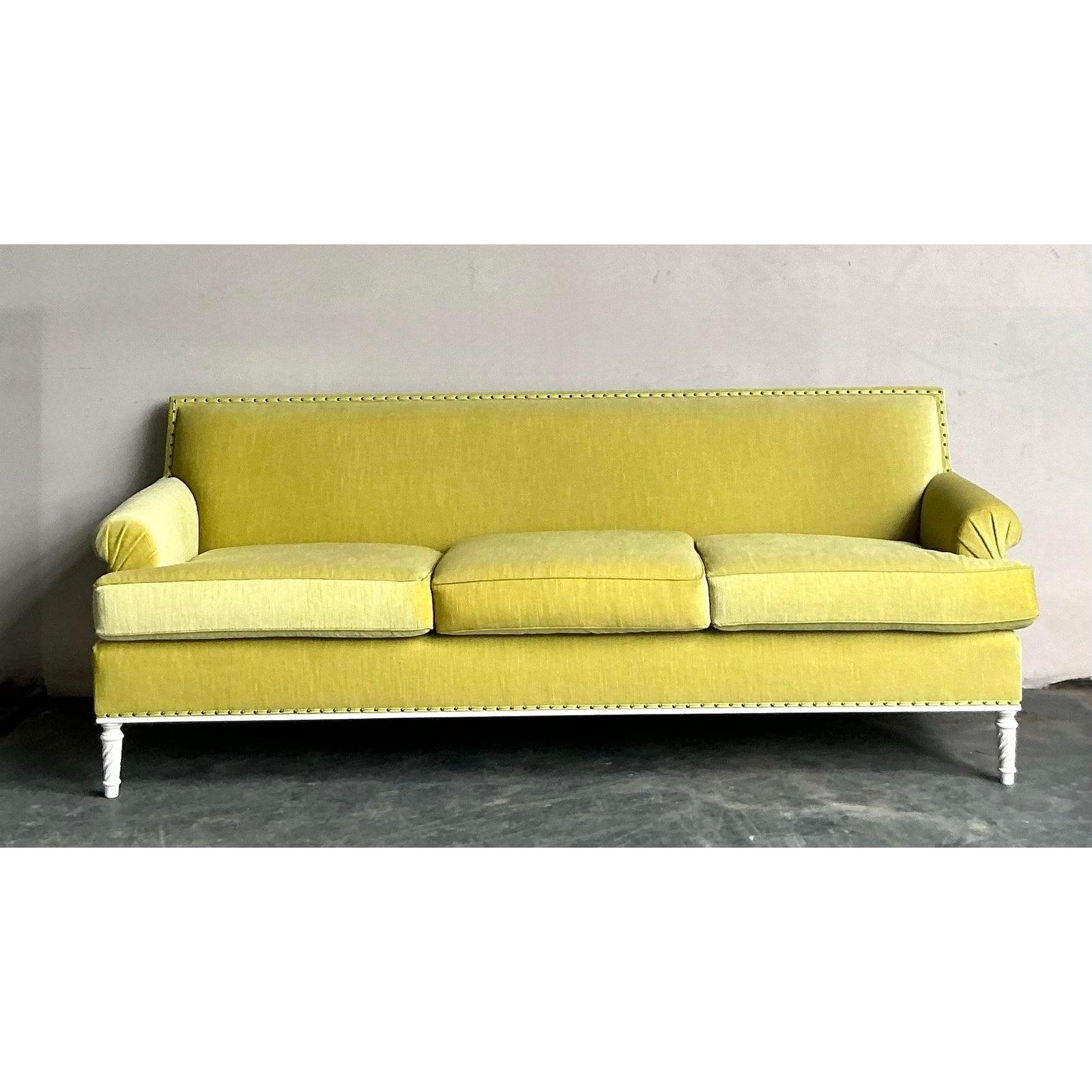 Mid-Century moderno Divano vintage Regency in mohair su misura di Jansen in vendita