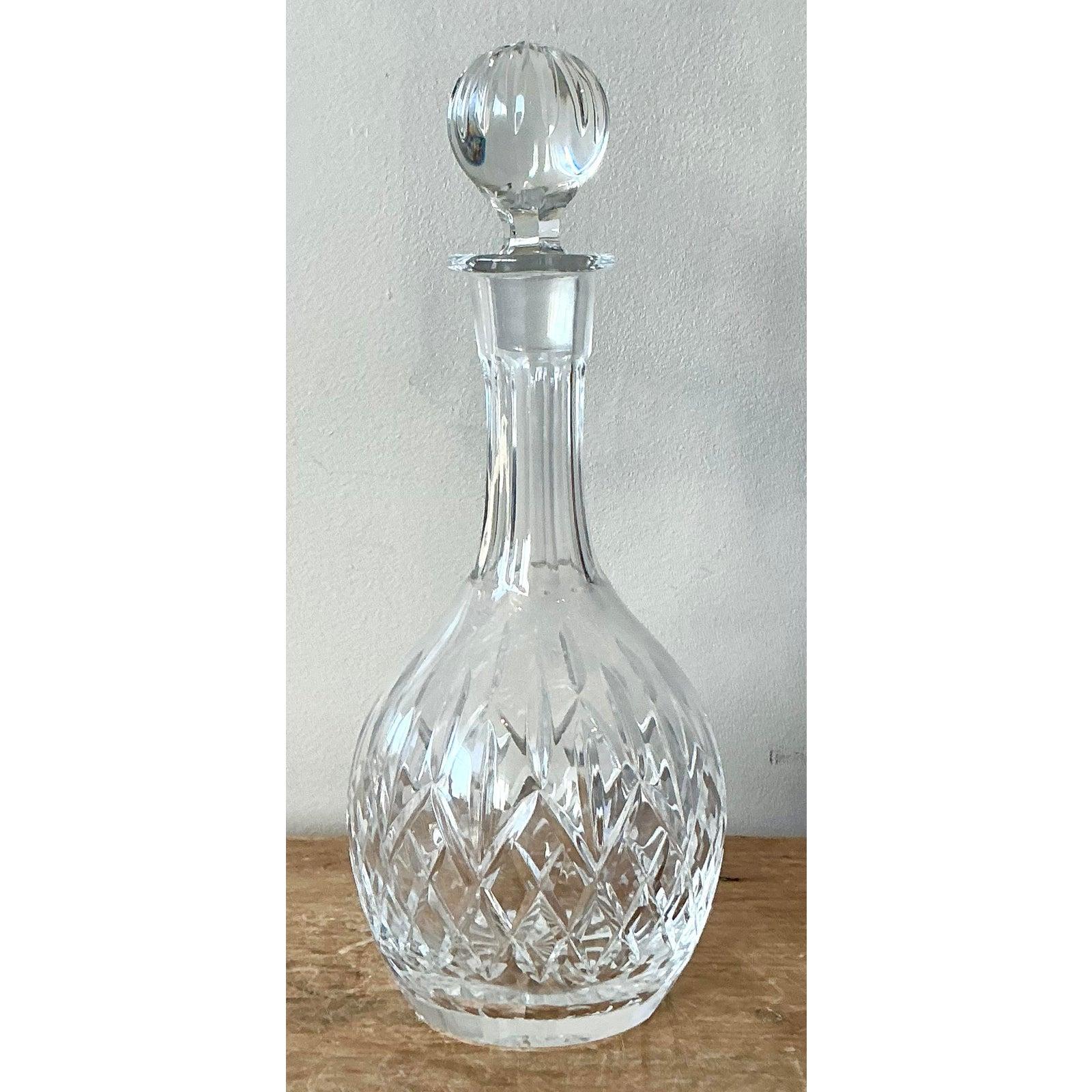 Diese schöne Vintage-Karaffe verkörpert traditionellen Luxus und raffiniertes Glasdesign. Das aus hochwertigem, klarem Kristall oder schwerem, geschliffenem Glas gefertigte Stück hat eine klassische Form mit einer breiten, abgerundeten Basis und