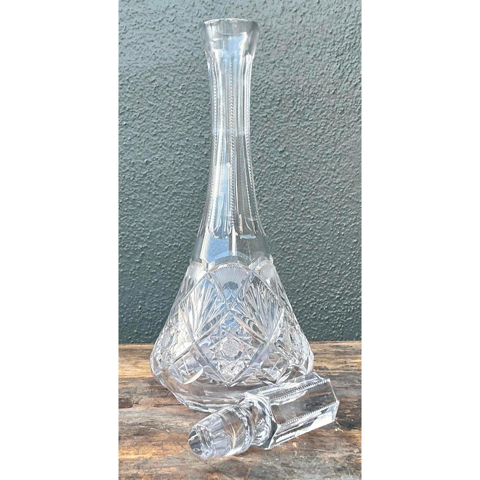 Haz una audaz declaración arquitectónica en tu carrito de bar con esta escultural jarra vintage de cristal tallado. Un sorprendente ejemplo del glamour de la Regencia de Hollywood, esta pieza se define por su espectacular silueta de 