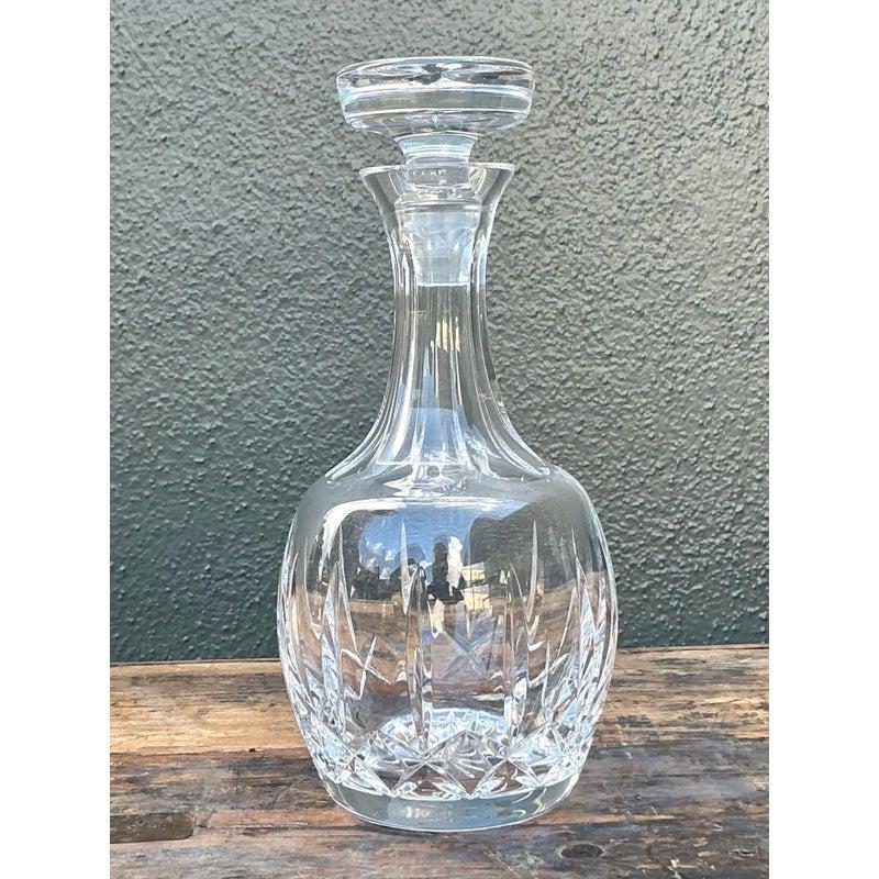 Diese exquisite Karaffe aus geschliffenem Vintage-Kristall verleiht Ihrer Hausbar einen Hauch von Raffinesse und funkelnder Klarheit. Das Gefäß ist ein Paradebeispiel für die Raffinesse der Jahrhundertmitte. Sein bauchiger Körper ist mit einem