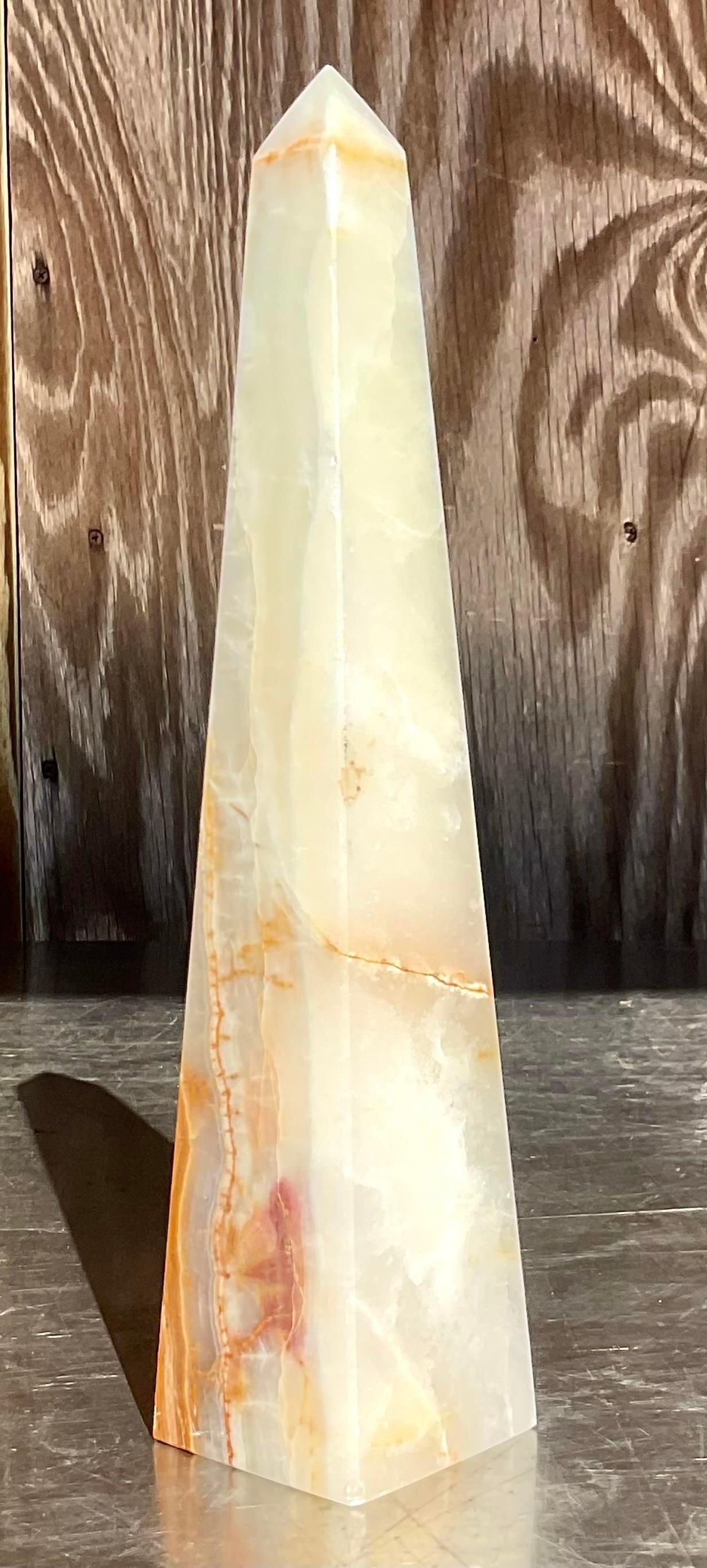 Uno splendido obelisco Regency d'epoca. Una splendida pietra tagliata con incredibili dettagli di venatura. Perfetto da solo o in gruppo con altri obelischi per un effetto scenografico. Acquistato da una proprietà di Palm Beach. 