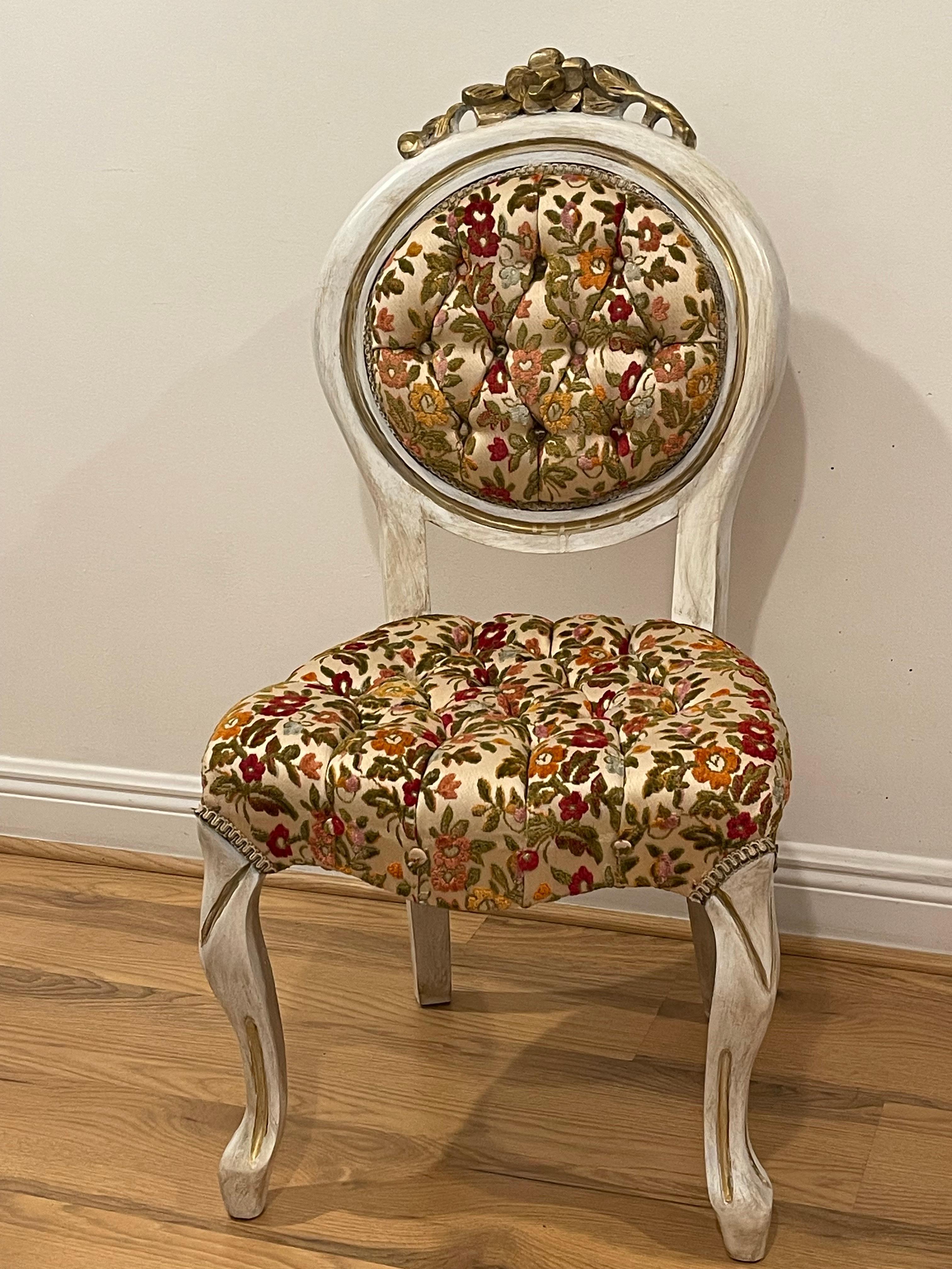 Wunderschöner Beistellstuhl im Vintage Regency-Stil mit getuftetem, geblümtem Samtstoff. Weiß und goldfarben lackiert, mit gealterter Oberfläche.