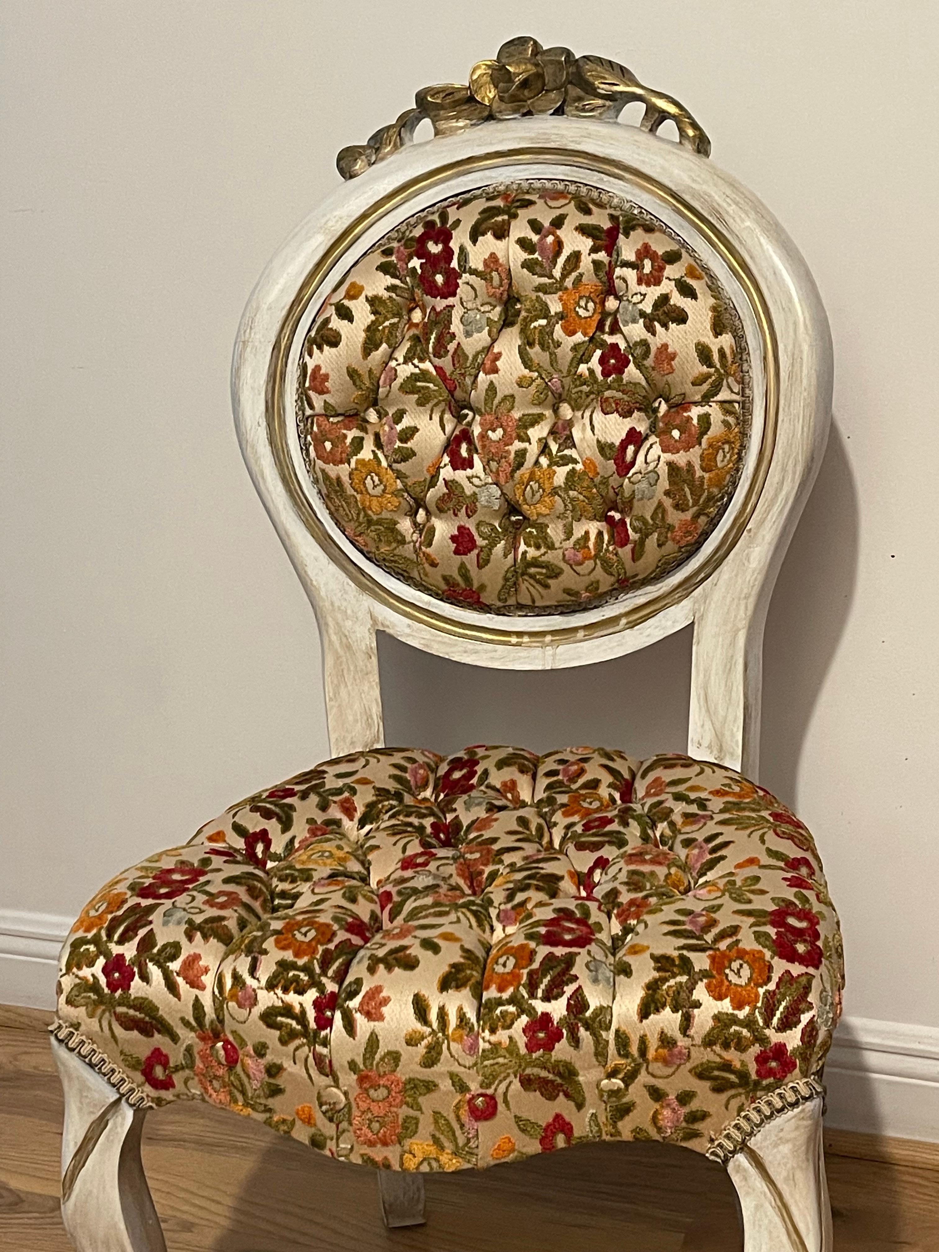 Vintage Regency Cut Velvet Tufted Side Chair Distressed (amerikanisch) im Angebot