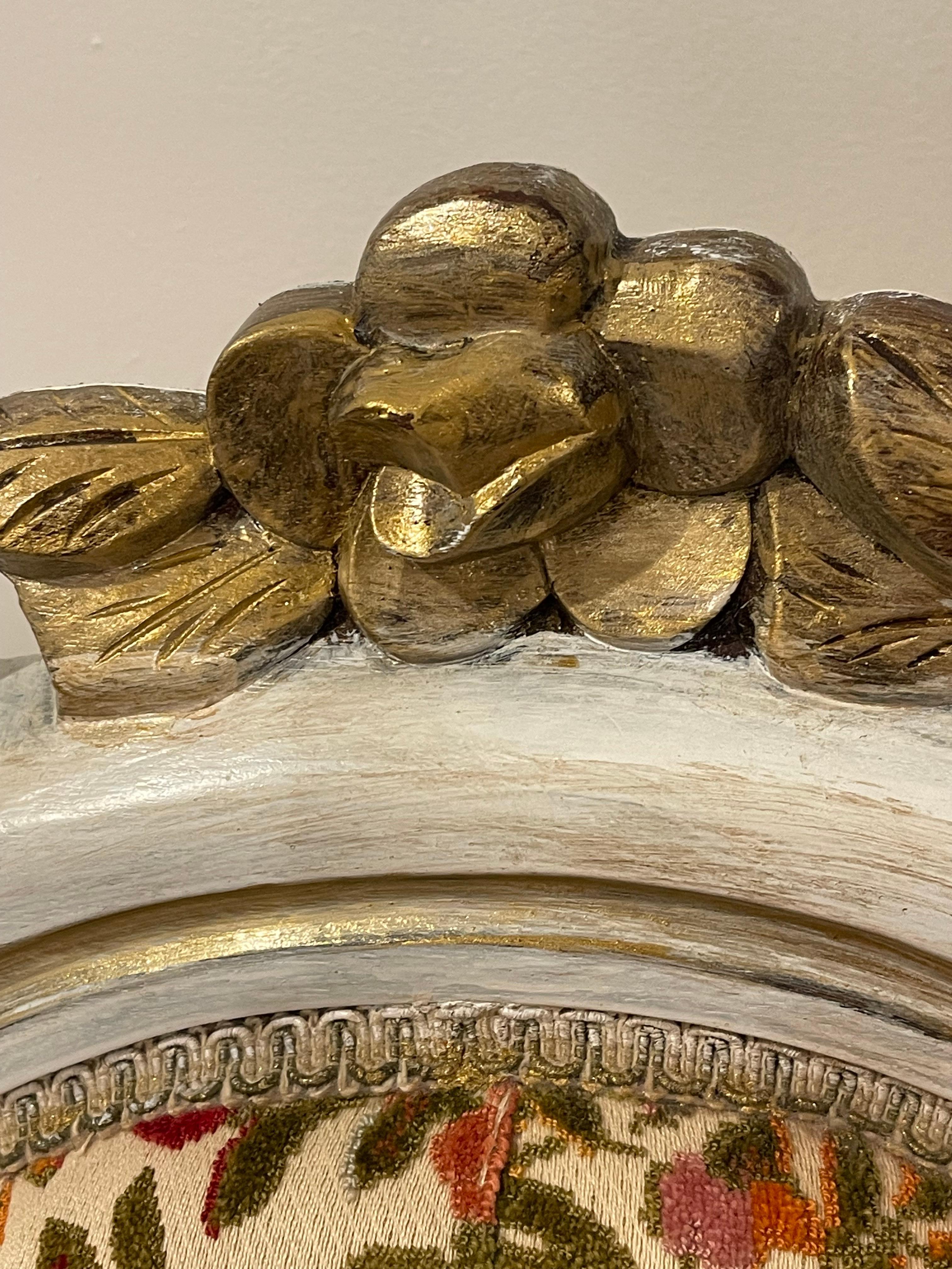 Vintage Regency Cut Velvet Tufted Side Chair Distressed im Zustand „Gut“ im Angebot in Boca Raton, FL