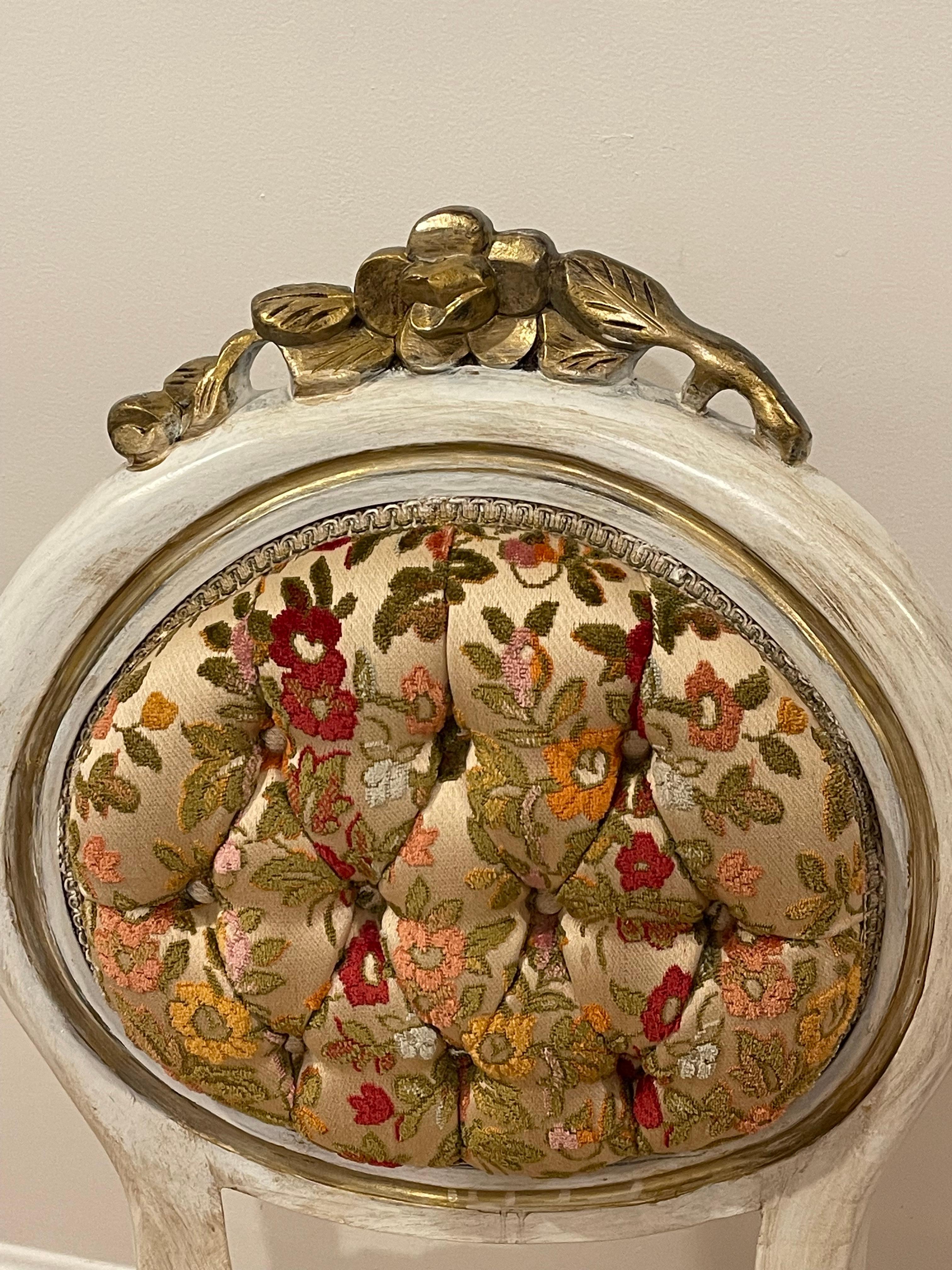 Vintage Regency Cut Velvet Tufted Side Chair Distressed (Mitte des 20. Jahrhunderts) im Angebot