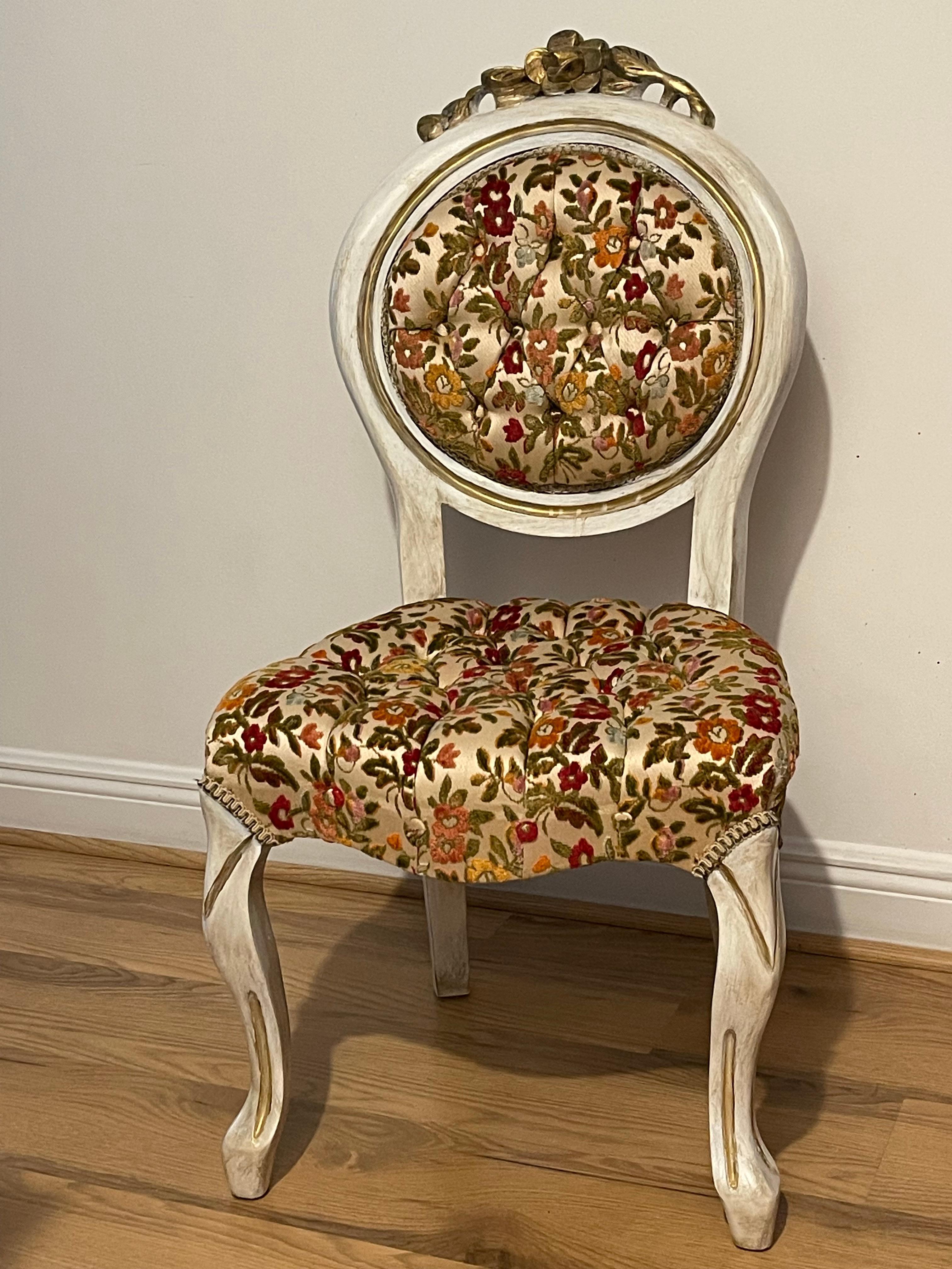 Vintage Regency Cut Velvet Tufted Side Chair Distressed (Holz) im Angebot