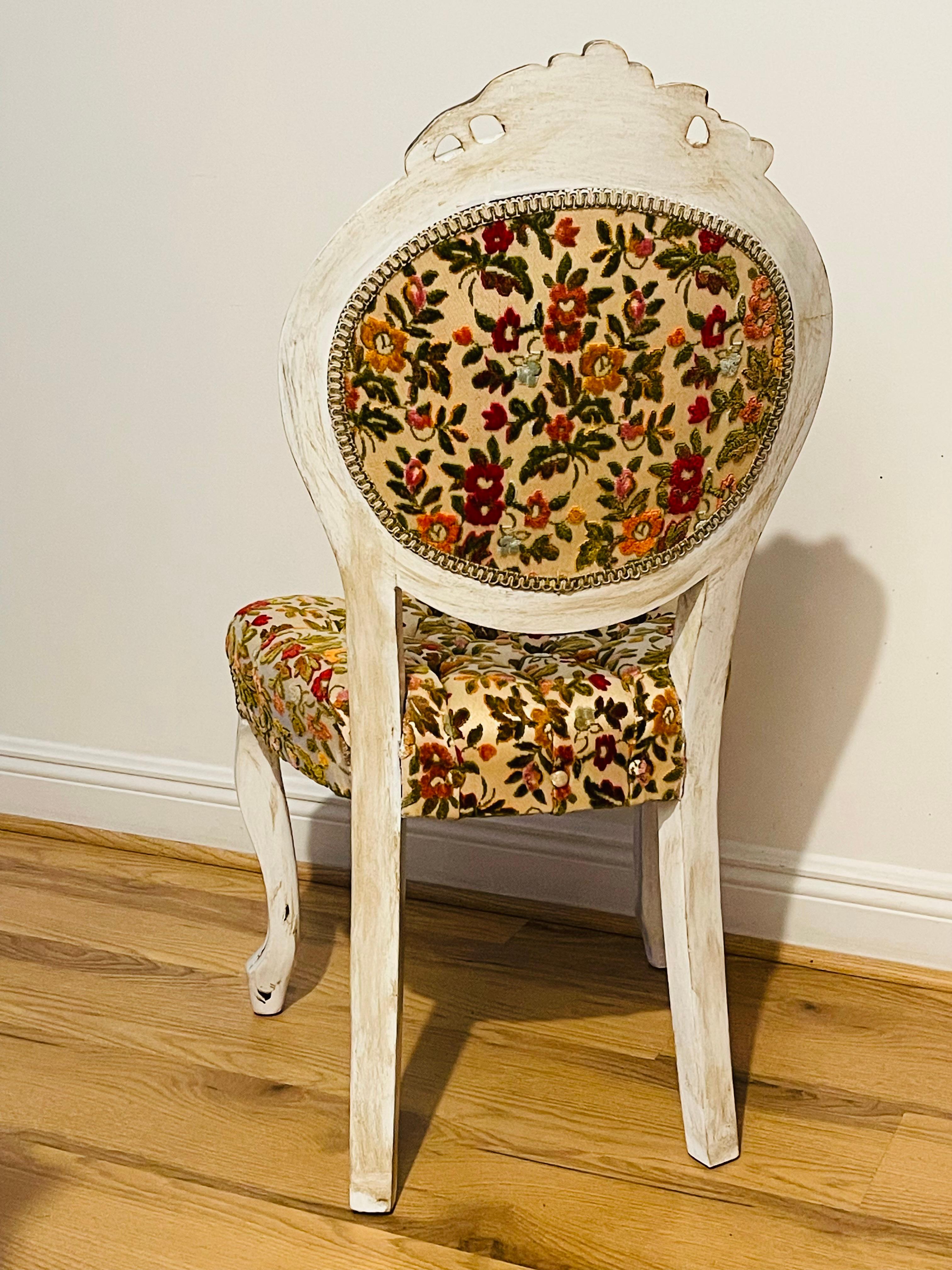 Vintage Regency Cut Velvet Tufted Side Chair Distressed im Angebot 2