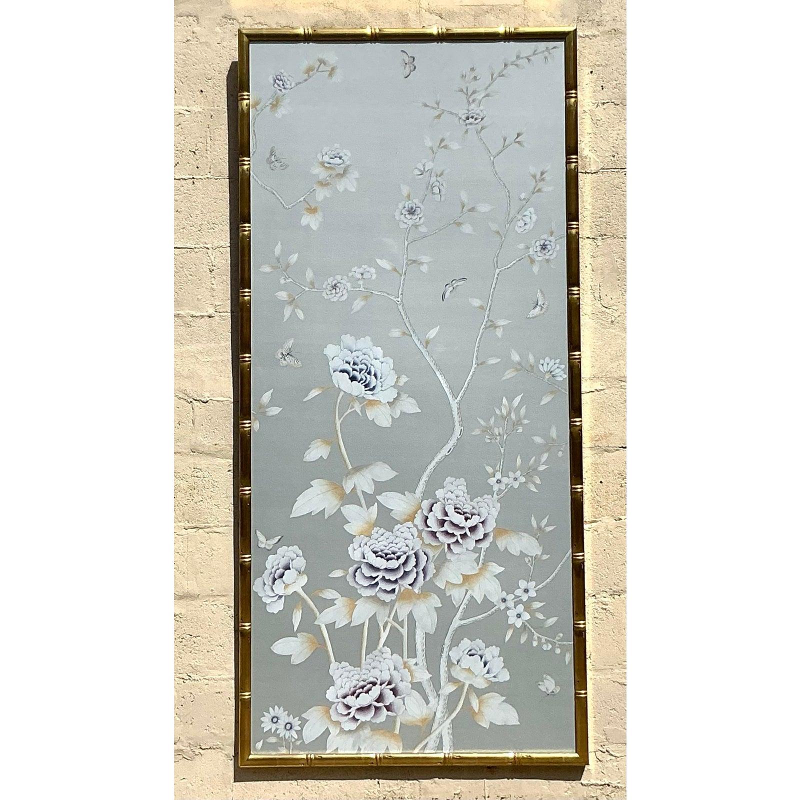 Dieses atemberaubende Vintage-Tapetenpaneel von Degourney ist ein exquisites Statement mit komplizierten floralen und botanischen Motiven in sanften Pastelltönen. Die zarten handgemalten Details und der elegante goldene Bambusrahmen fangen den