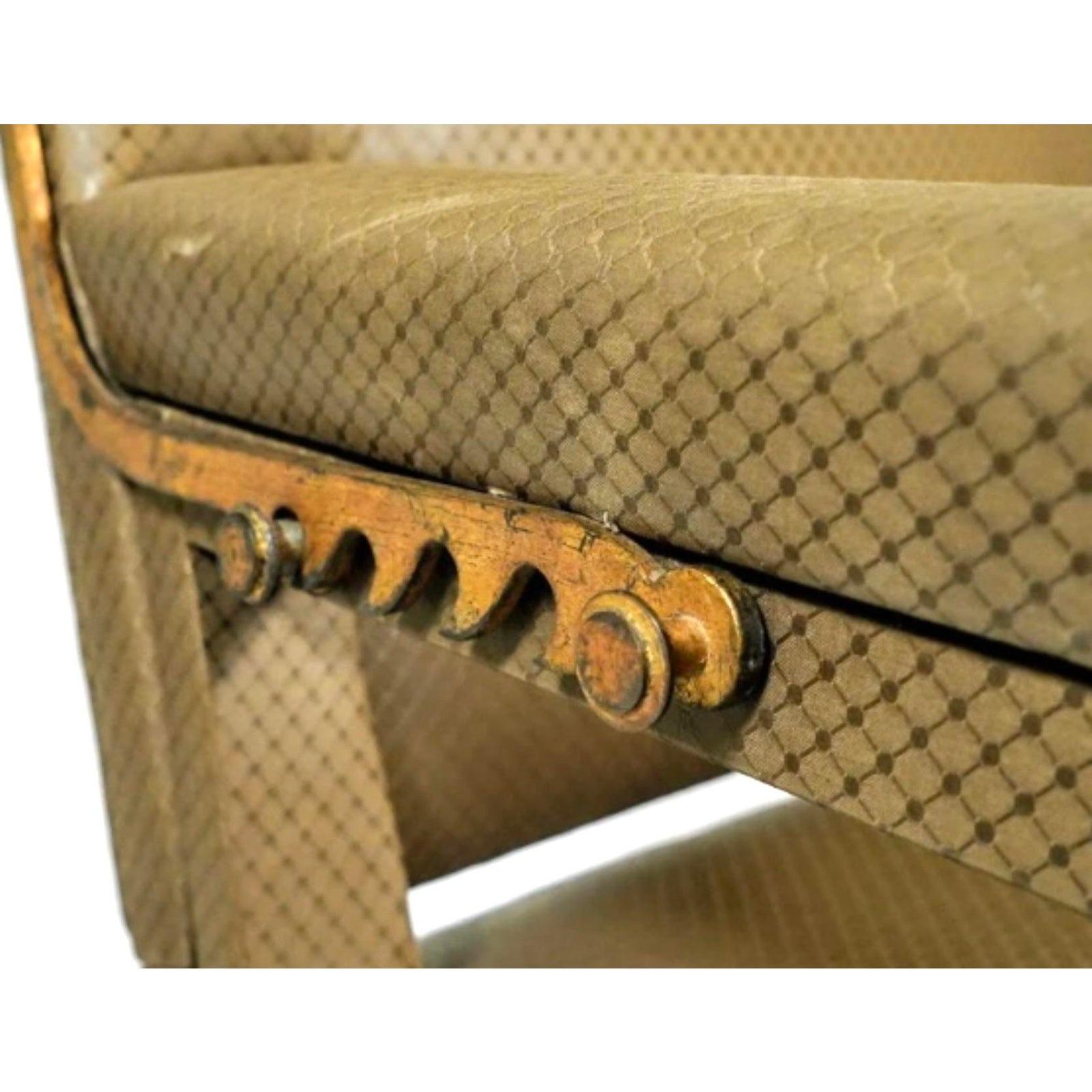 Eine fabelhafte Vintage Regency Ratchet zurück Fauteuil Stuhl. Hergestellt von der ikonischen Gruppe Dessin-Fournier. Schöne gesteppte Seide/Baumwolle mit handgeschnitztem vergoldetem Rahmen. Verstellbarer Rücksitz. Erworben aus einem Nachlass in