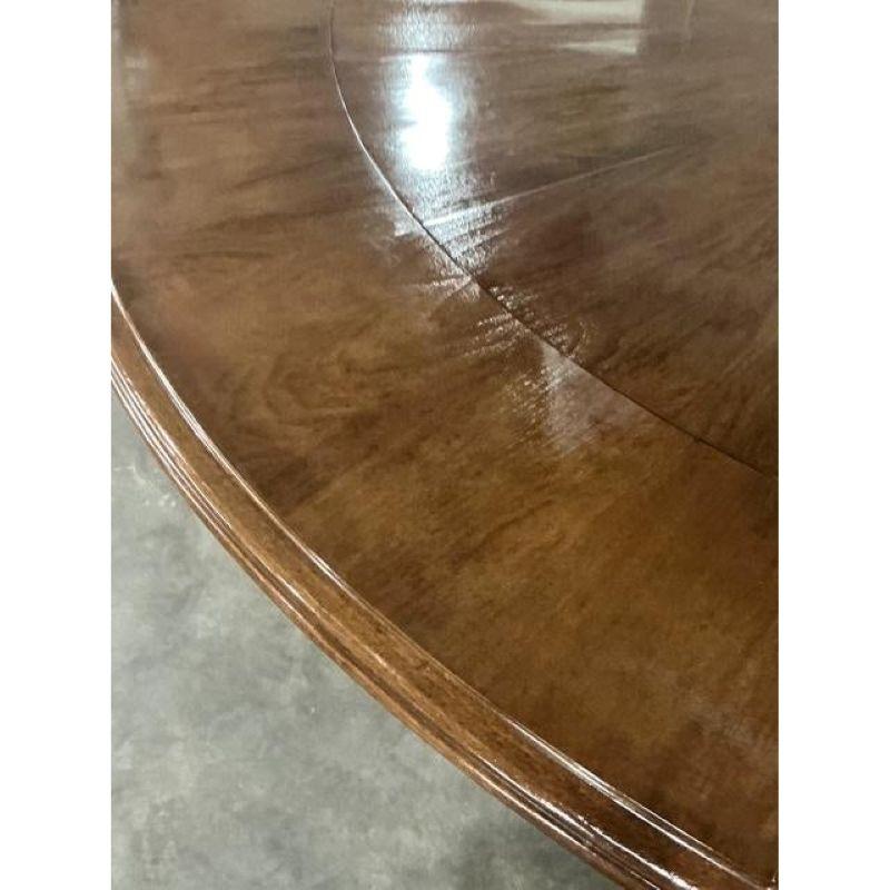 Tavolo da pranzo allungabile in noce Dessin Fournir vintage Regency In condizioni buone in vendita a West Palm Beach, FL