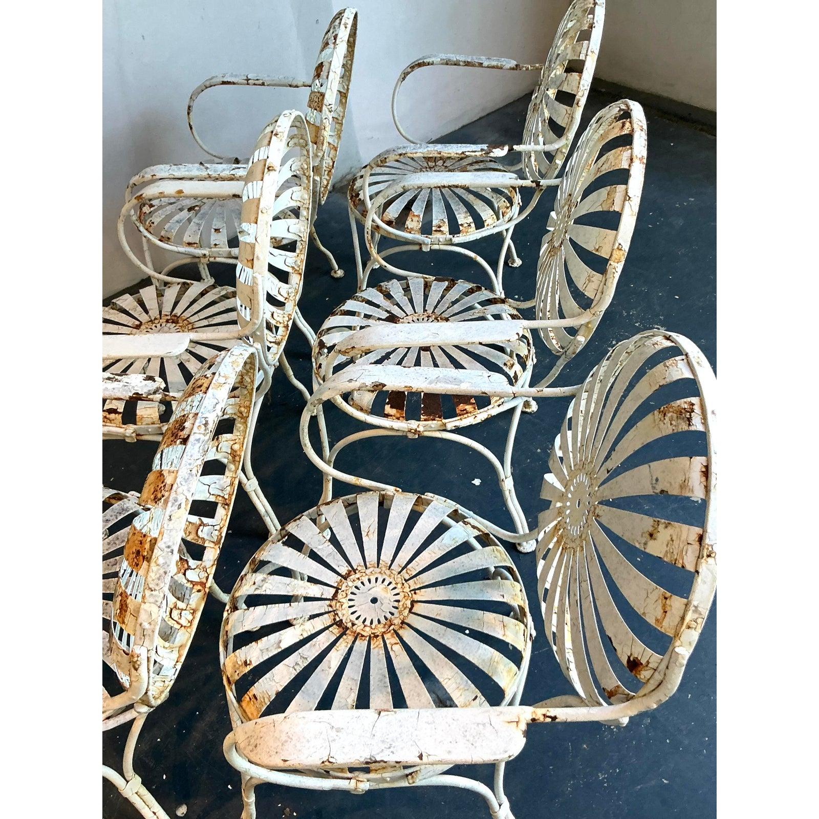 Entra in un mondo di eleganza francese senza tempo con questo straordinario set di sei sedie vintage Regency Francois A. Carre 