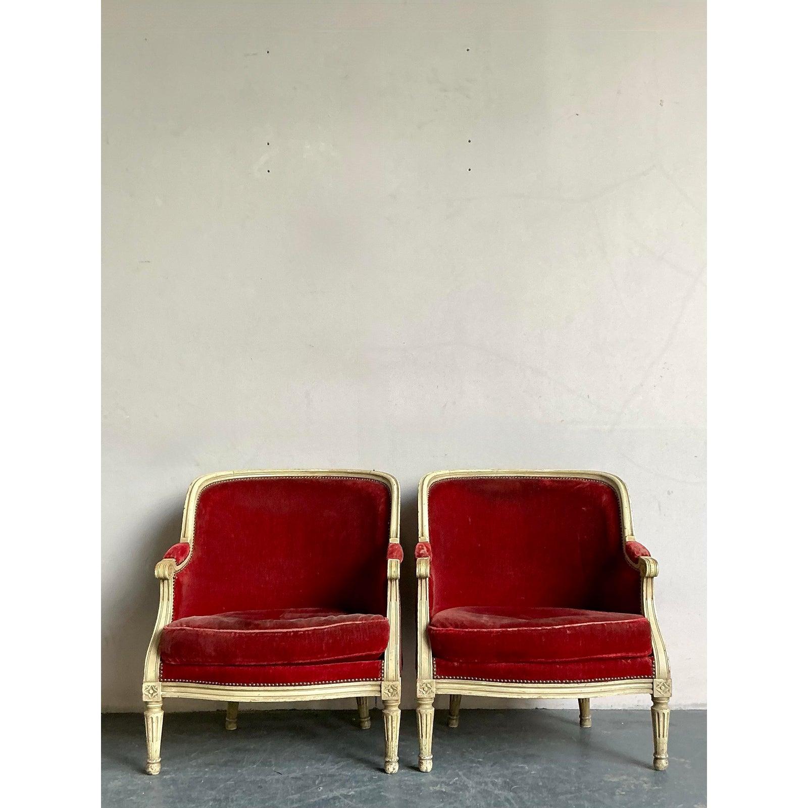 Sedie Bergere in Velluto Distressed Regency d'epoca - Una Coppia In condizioni buone in vendita a West Palm Beach, FL