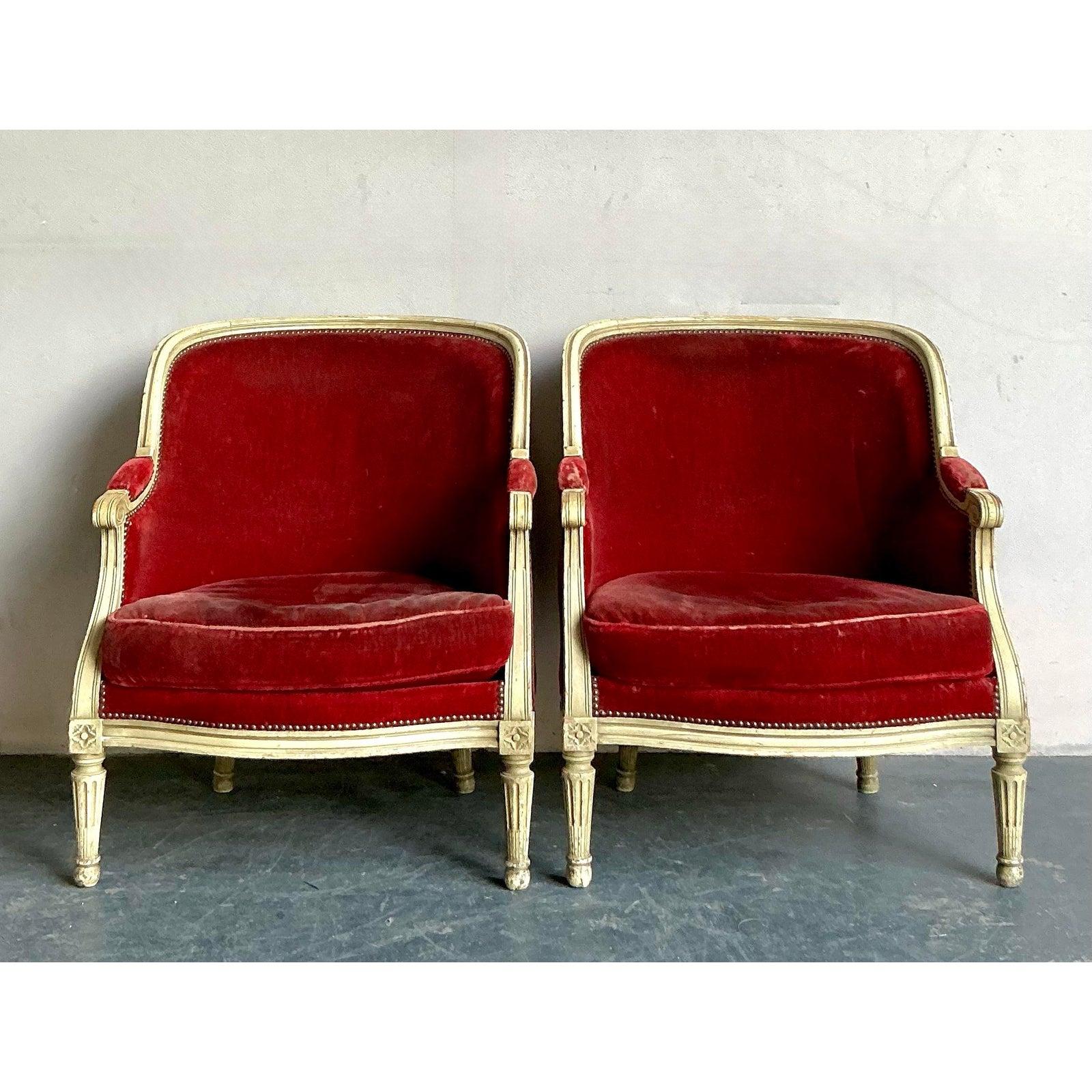 XX secolo Sedie Bergere in Velluto Distressed Regency d'epoca - Una Coppia in vendita