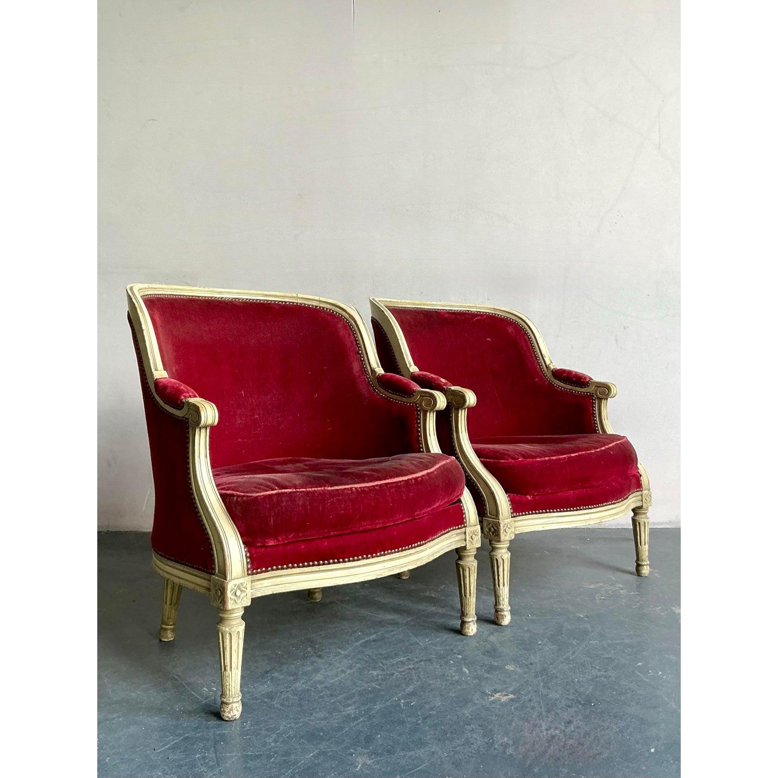 Sedie Bergere in Velluto Distressed Regency d'epoca - Una Coppia in vendita 1