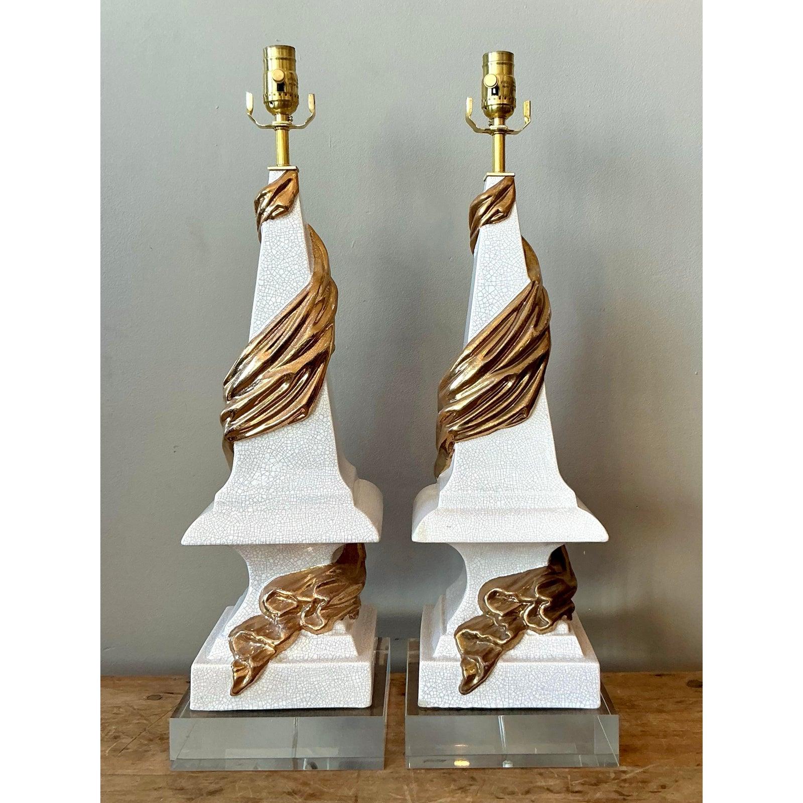 Vintage Regency Drapierte Swag glasierte Keramik-Lampen - ein Paar (amerikanisch) im Angebot