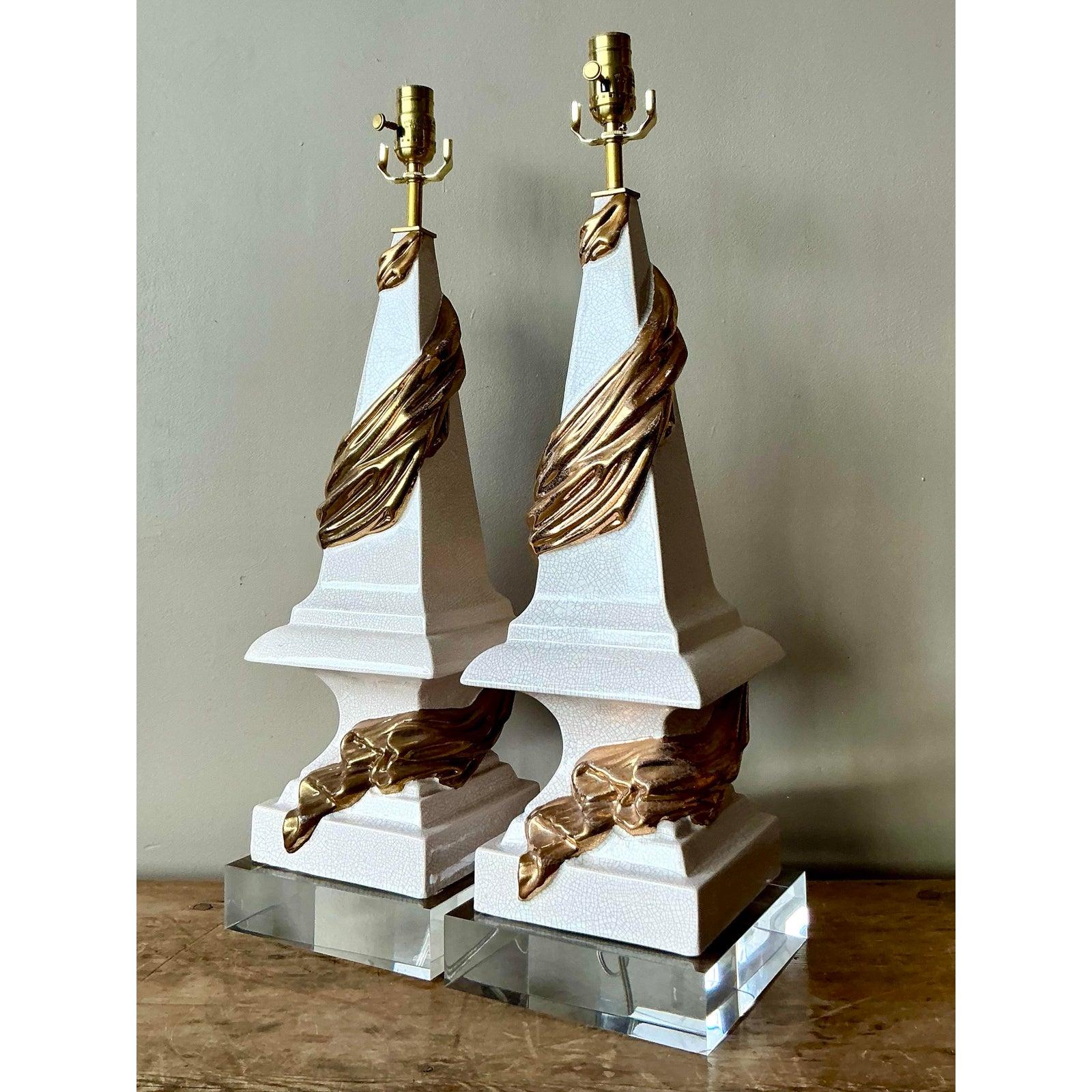 Vintage Regency Drapierte Swag glasierte Keramik-Lampen - ein Paar (Messing) im Angebot