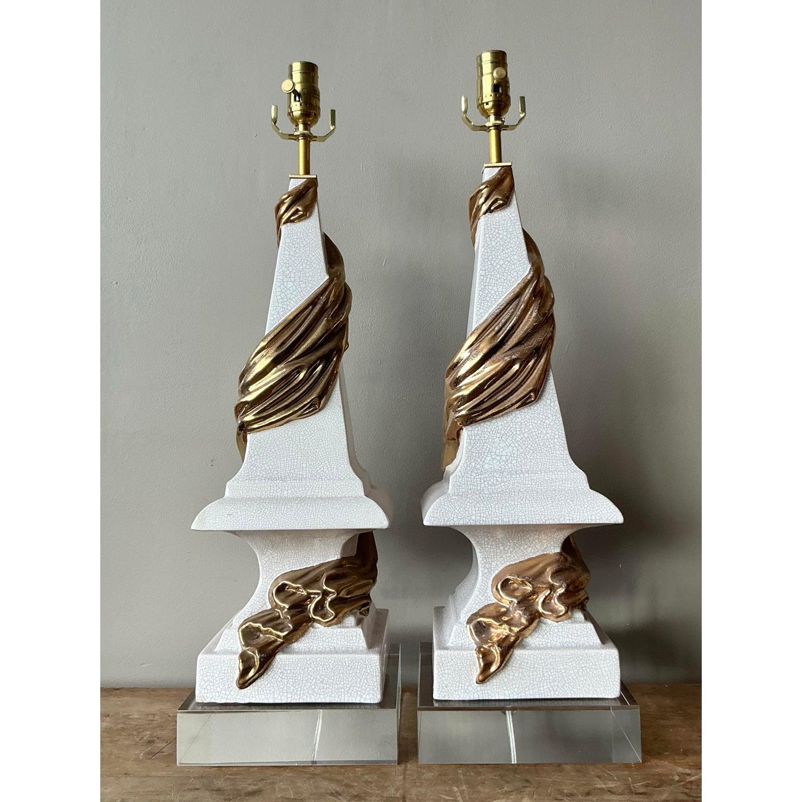 Vintage Regency Drapierte Swag glasierte Keramik-Lampen - ein Paar im Angebot 1