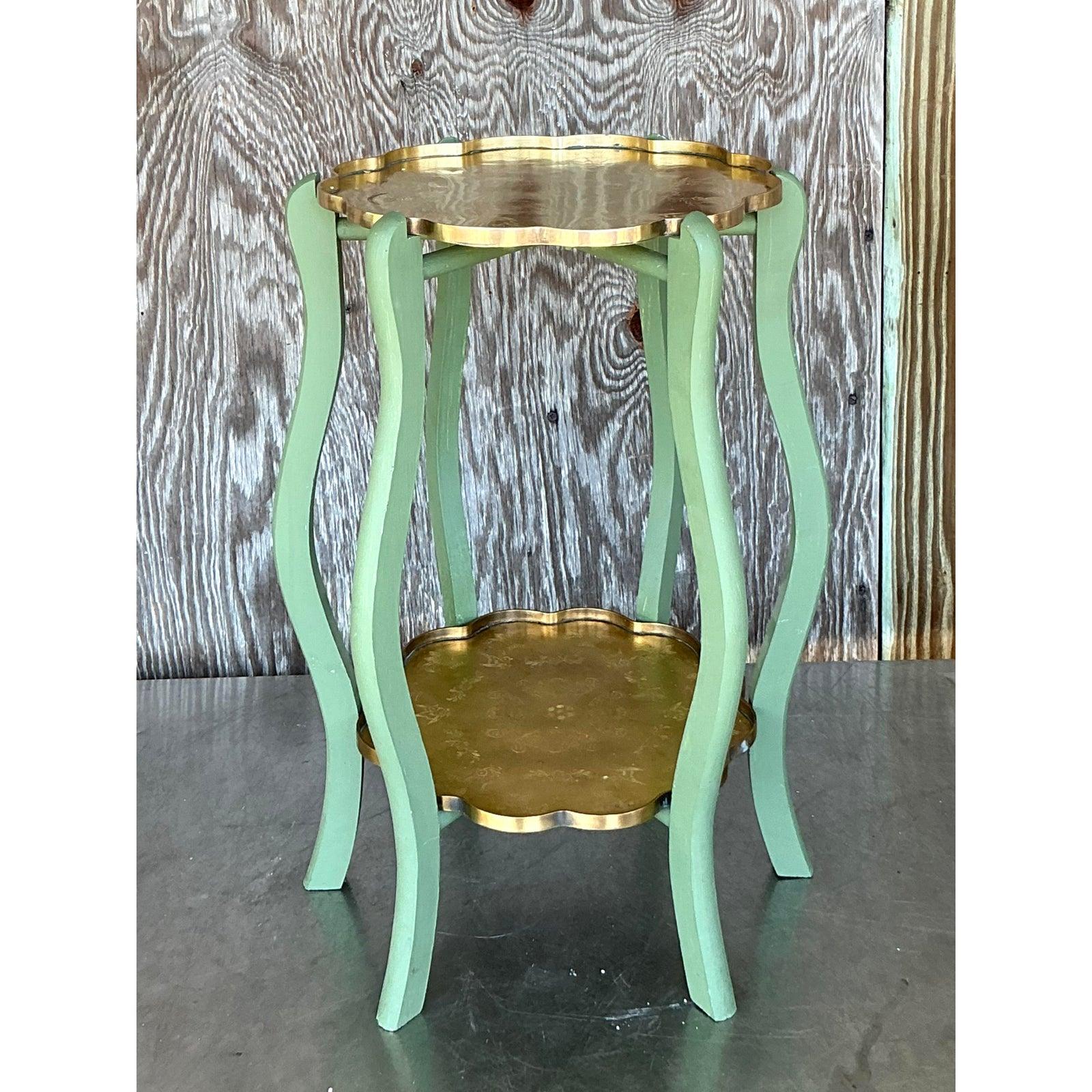 Table d'appoint à deux niveaux en laiton gravé Vintage Regency Bon état - En vente à west palm beach, FL