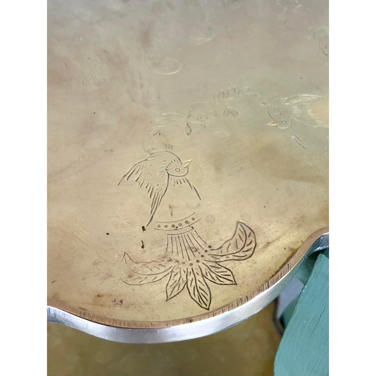20ième siècle Table d'appoint à deux niveaux en laiton gravé Vintage Regency en vente
