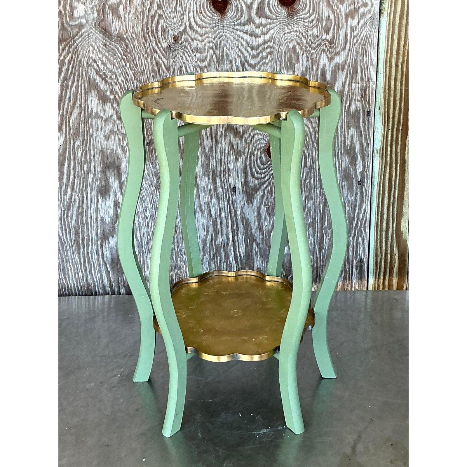 Laiton Table d'appoint à deux niveaux en laiton gravé Vintage Regency en vente