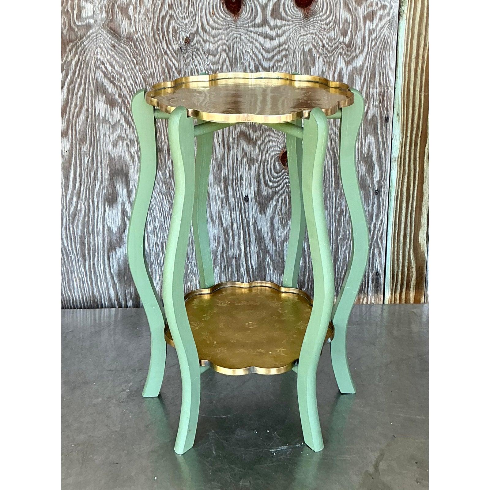 Table d'appoint à deux niveaux en laiton gravé Vintage Regency en vente 1