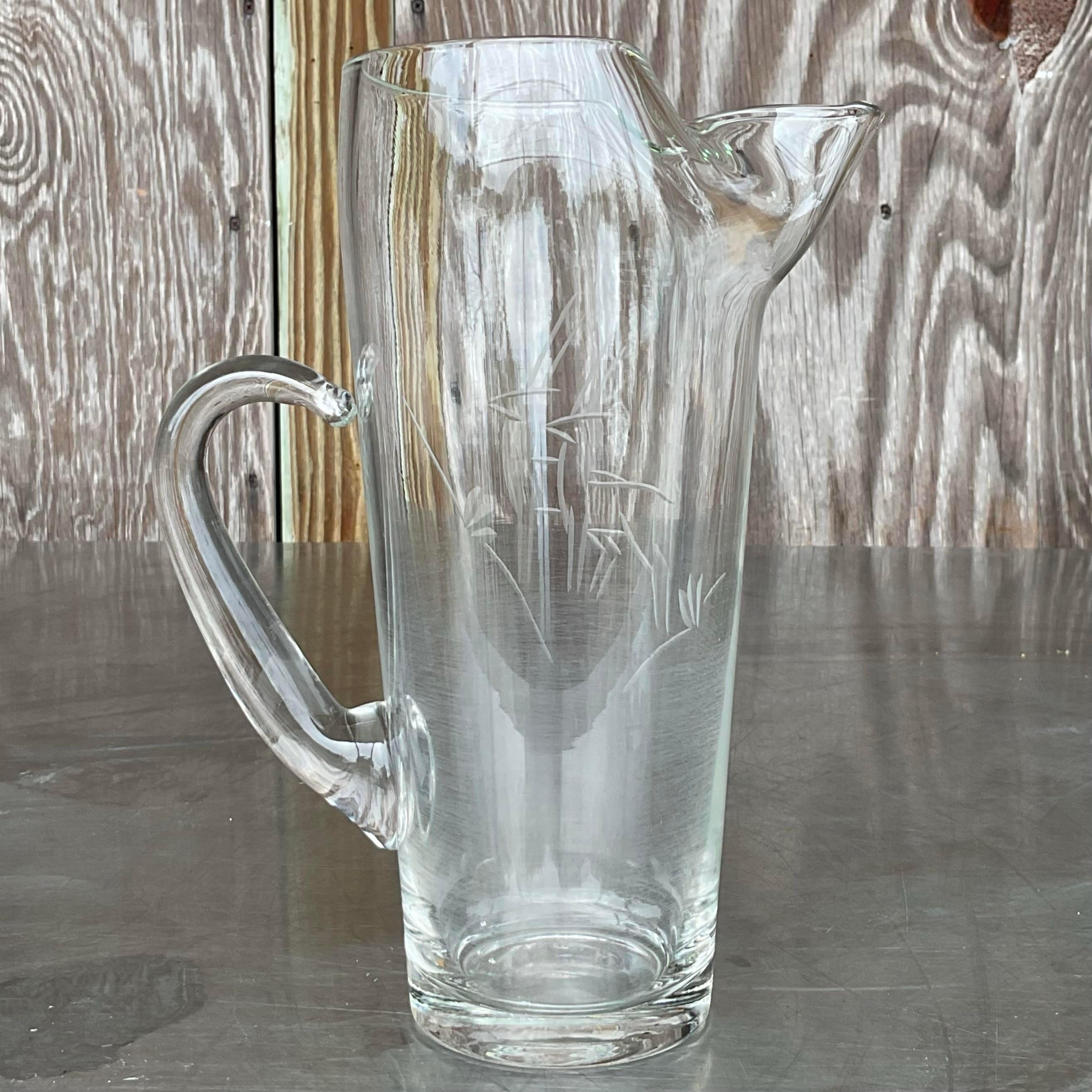 Sirve con estilo con esta Jarra para Martini de cristal grabado Vintage Regency. Su elegante grabado y su diseño atemporal lo hacen perfecto para el entretenimiento, añadiendo un toque de sofisticación a tu colección de utensilios de bar. Ideal para