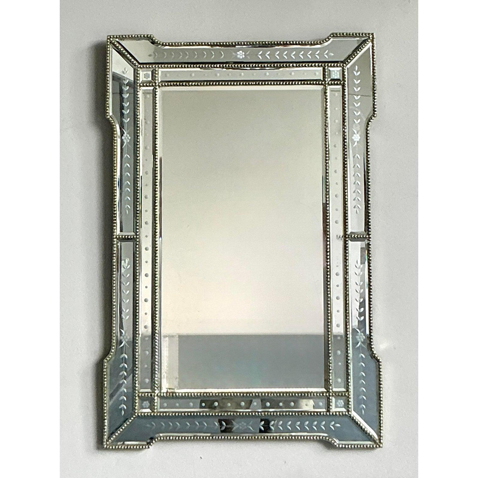 Américain Miroir en verre gravé Vintage Regency en vente