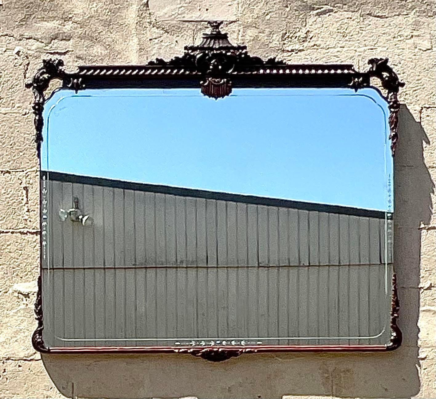 Specchio a pagoda vintage Regency inciso In condizioni buone in vendita a west palm beach, FL
