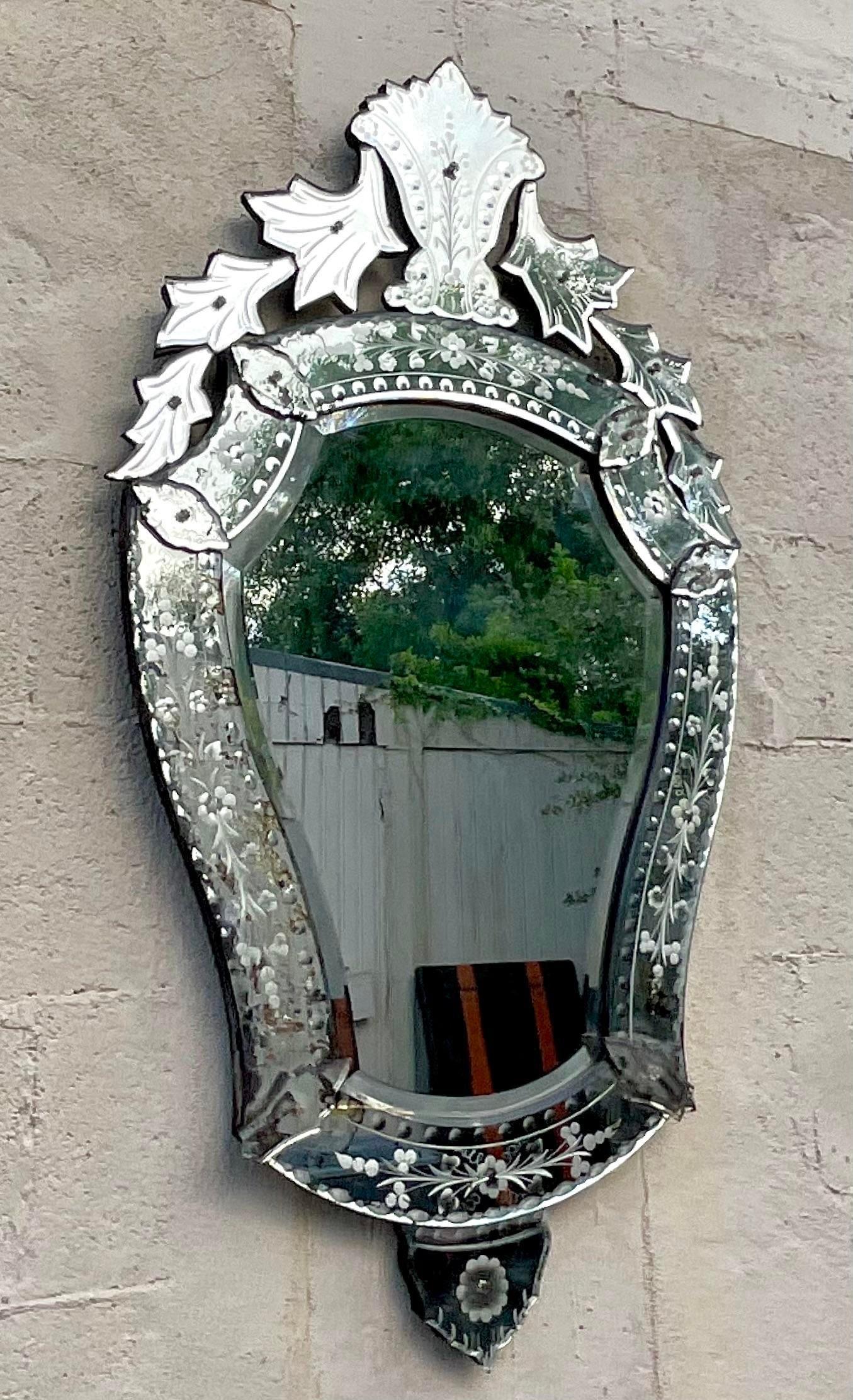 Miroir vénitien gravé vintage Regency Bon état - En vente à west palm beach, FL