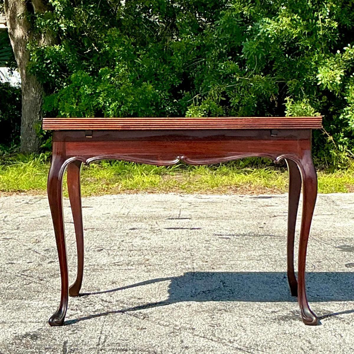 Cette élégante table de jeu extensible Vintage ByUp vous permettra d'animer vos soirées de jeu. Dotée d'un design sophistiqué avec des détails Regency classiques, cette table s'agrandit facilement pour offrir plus d'espace, idéal pour accueillir des