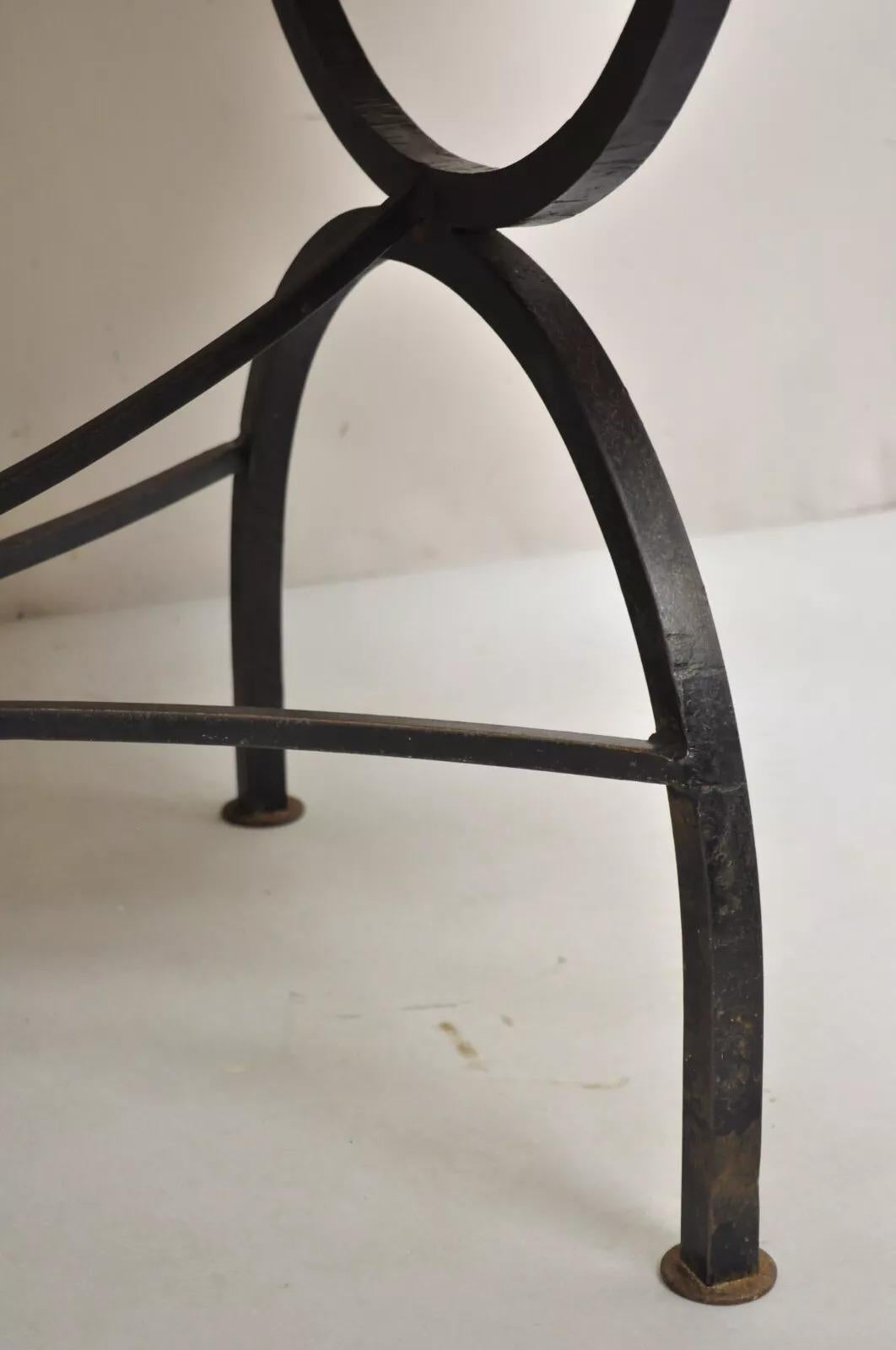 Mesa de comedor con tablero de madera de bloque de carnicero y base de rejilla de hierro de la época de la Granja en venta 3