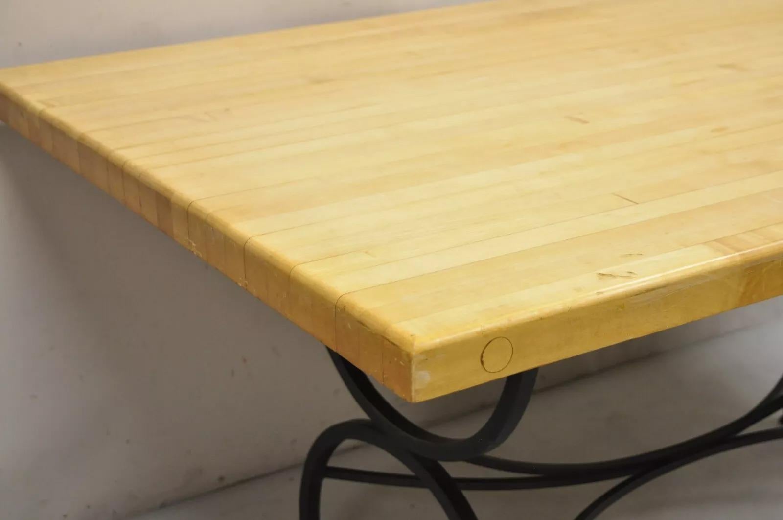 Mesa de comedor con tablero de madera de bloque de carnicero y base de rejilla de hierro de la época de la Granja en venta 4