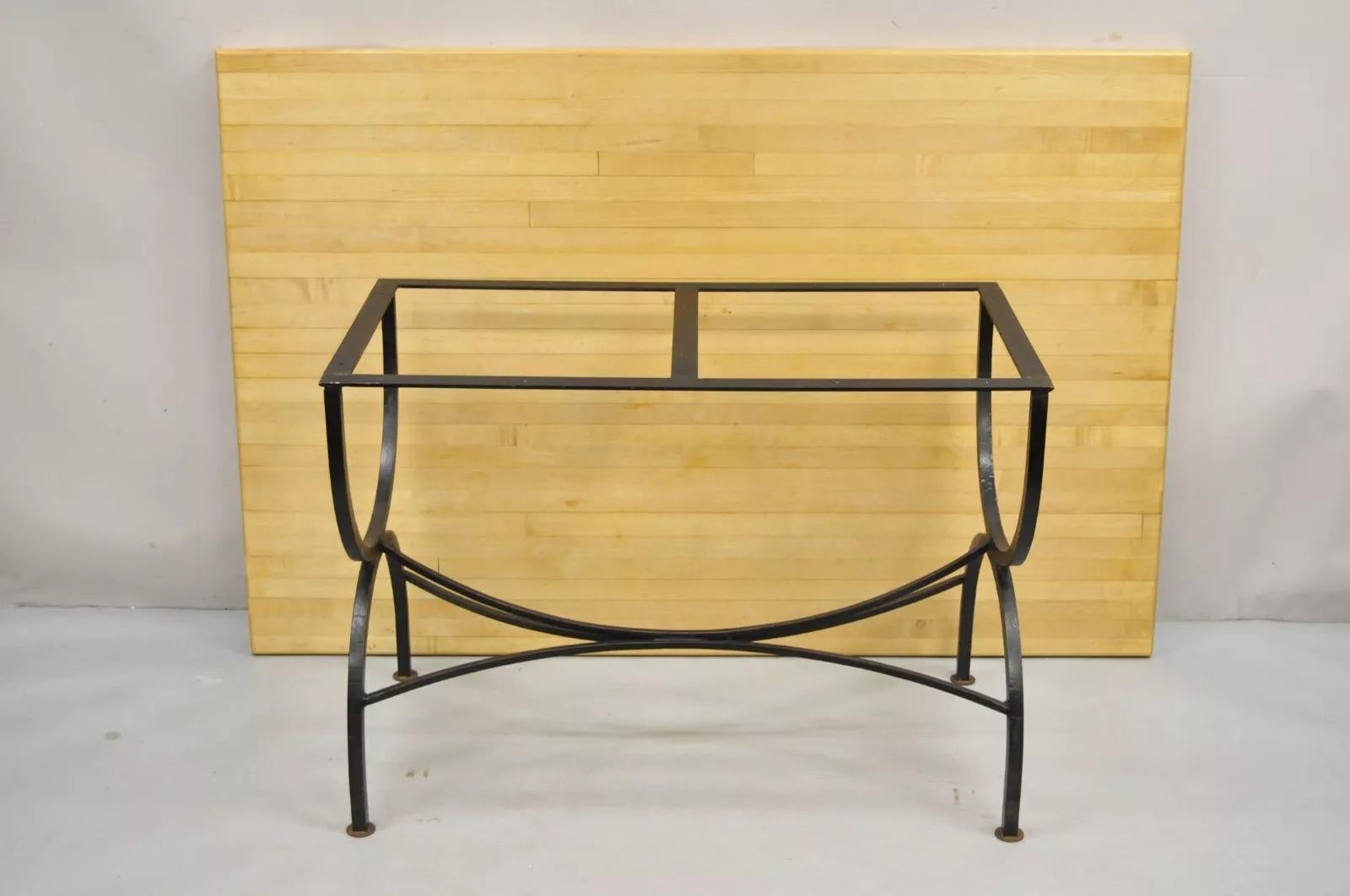 Mesa de comedor con tablero de madera de bloque de carnicero y base de rejilla de hierro de la época de la Granja en venta 5