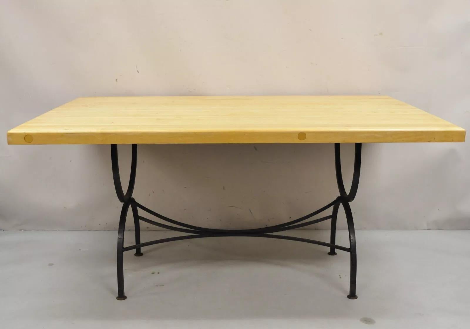 Mesa de comedor con tablero de madera de bloque de carnicero y base de rejilla de hierro de la época de la granja. El artículo tiene una base de hierro forjado a mano y un tablero de madera maciza. Mesa de comedor de gran calidad. Finales del siglo