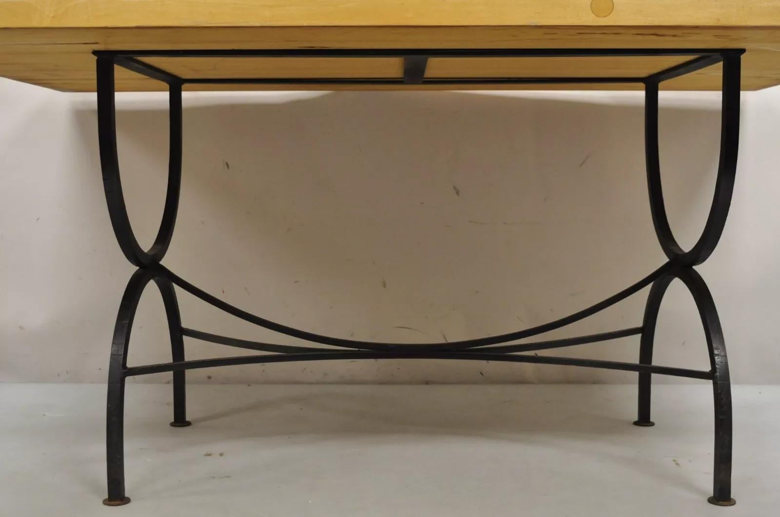 Mesa de comedor con tablero de madera de bloque de carnicero y base de rejilla de hierro de la época de la Granja Desconocido en venta