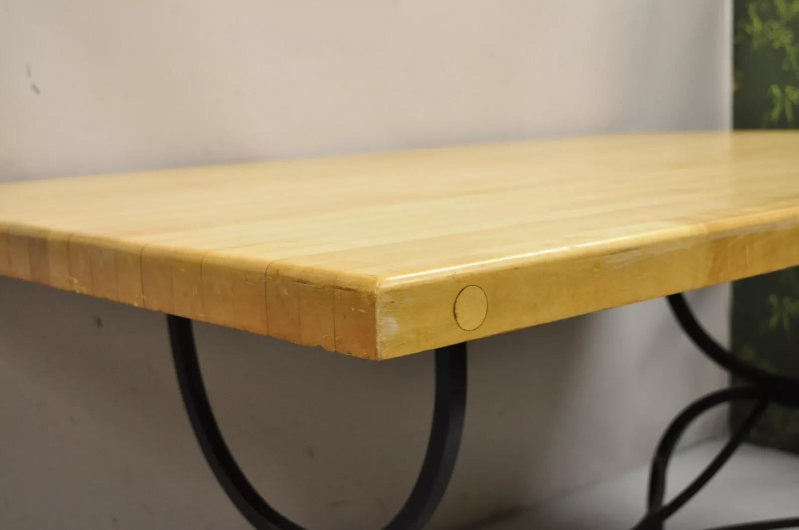Mesa de comedor con tablero de madera de bloque de carnicero y base de rejilla de hierro de la época de la Granja siglo XX en venta