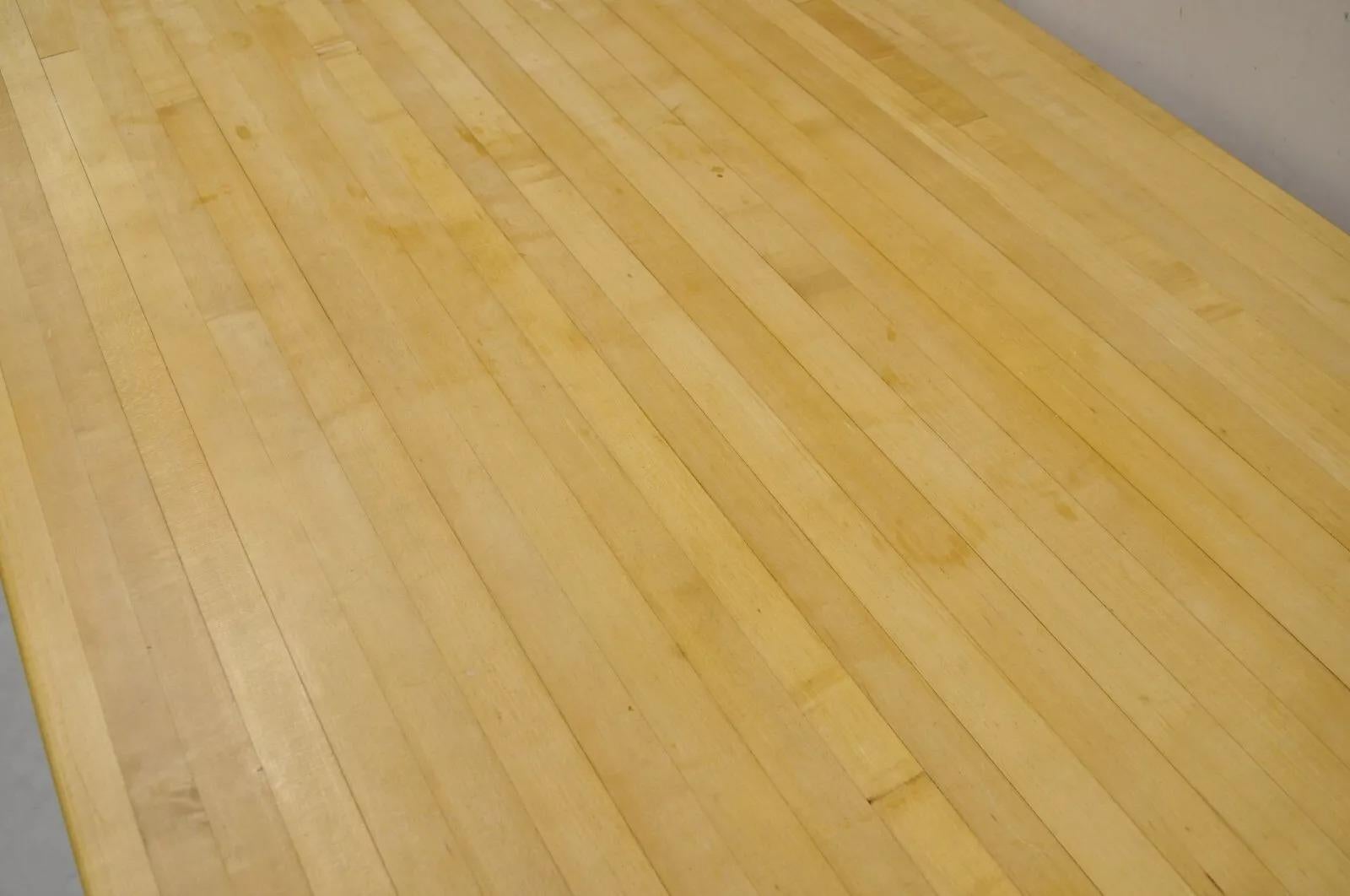 Mesa de comedor con tablero de madera de bloque de carnicero y base de rejilla de hierro de la época de la Granja Madera en venta