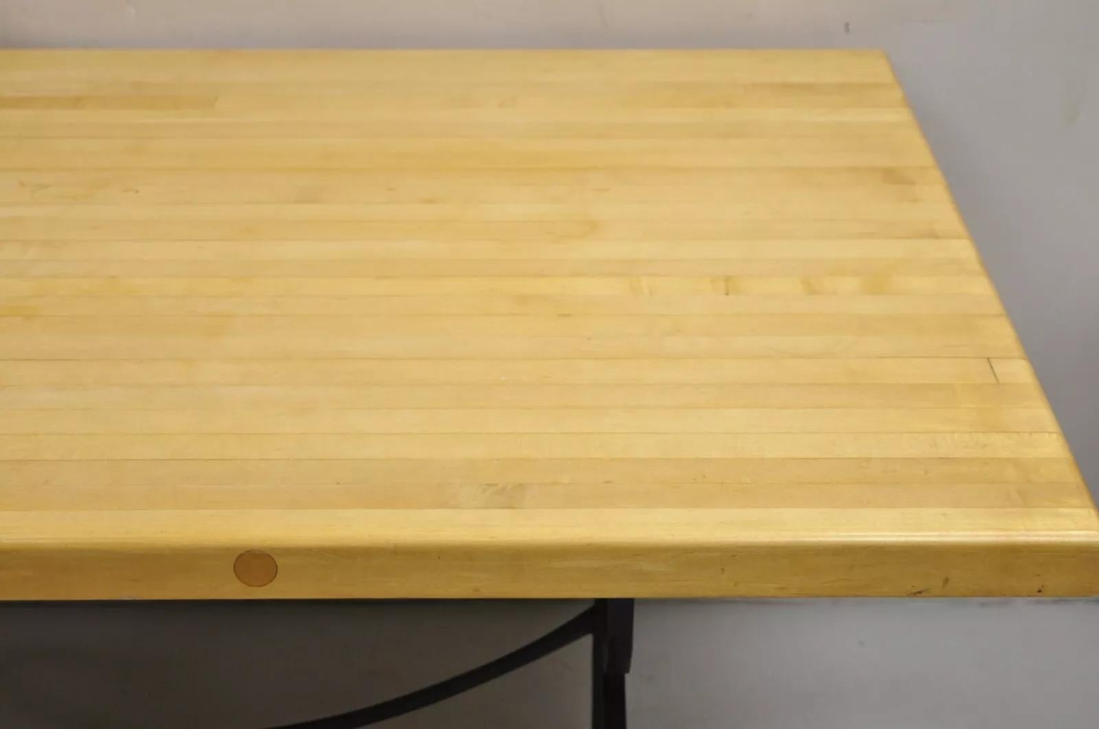 Mesa de comedor con tablero de madera de bloque de carnicero y base de rejilla de hierro de la época de la Granja en venta 1