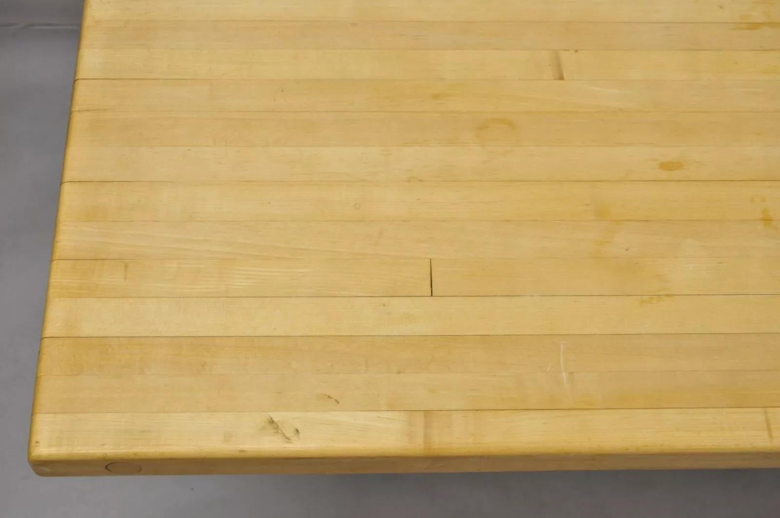 Mesa de comedor con tablero de madera de bloque de carnicero y base de rejilla de hierro de la época de la Granja en venta 2