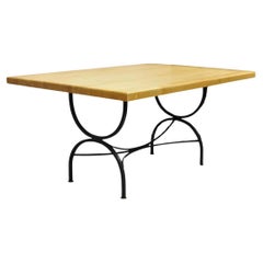 Mesa de comedor con tablero de madera de bloque de carnicero y base de rejilla de hierro de la época de la Granja