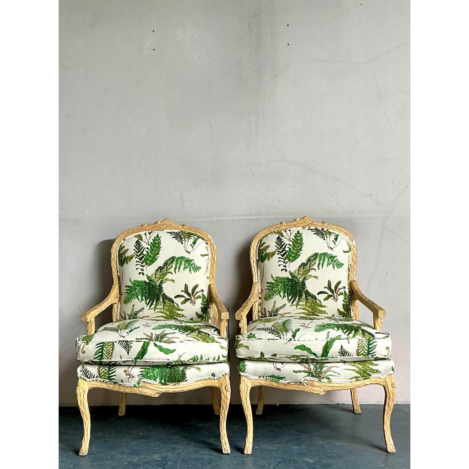 Cette paire exceptionnelle de chaises Fauteuil vintage est une fusion étonnante de design français classique et de chic botanique vibrant. Les cadres élégants de style Louis XV sont magistralement sculptés à la main avec une finition texturée en