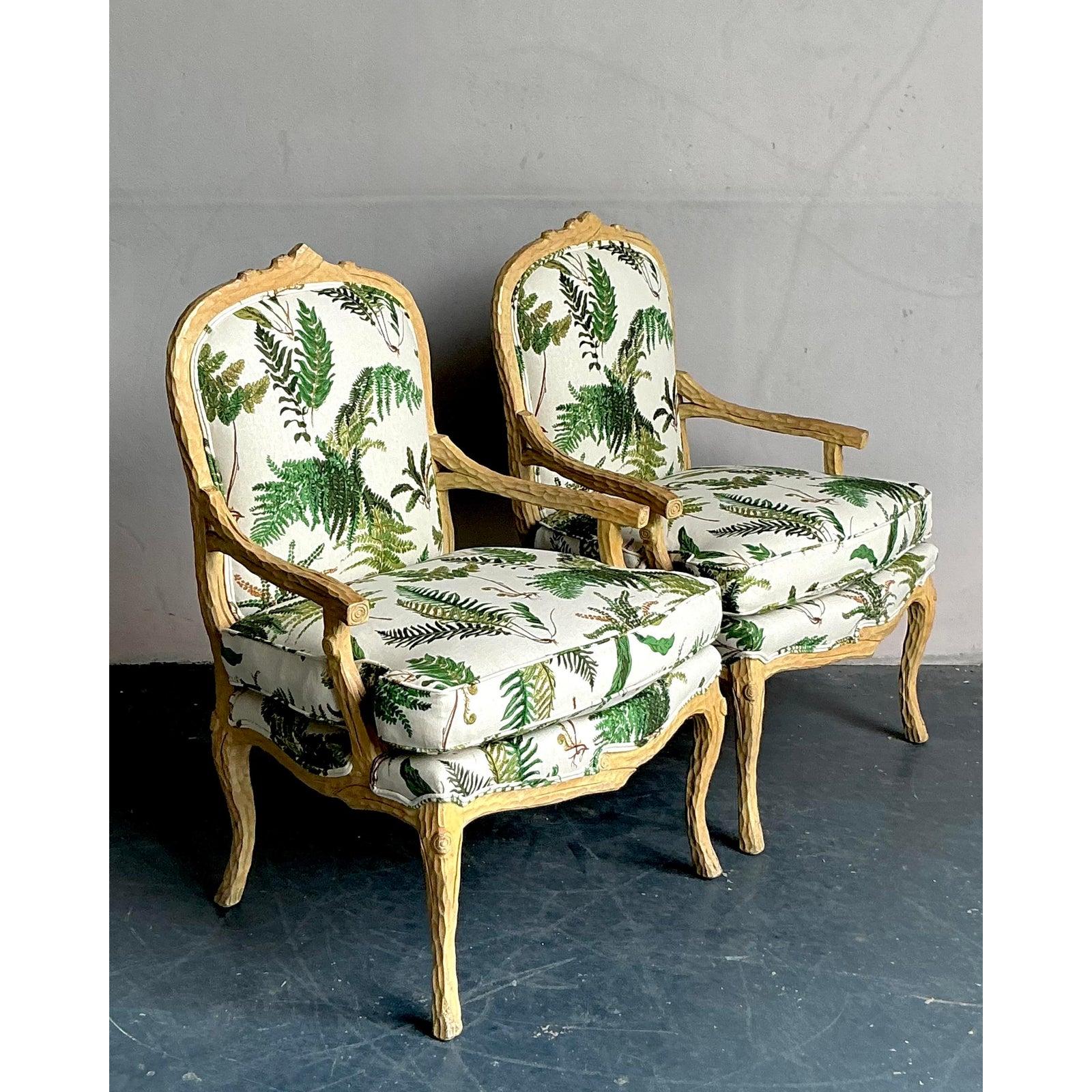 20ième siècle Chaises Fauteuil Vintage Regency en Faux Bois avec impression de fougères Scalamandre - Une Paire en vente