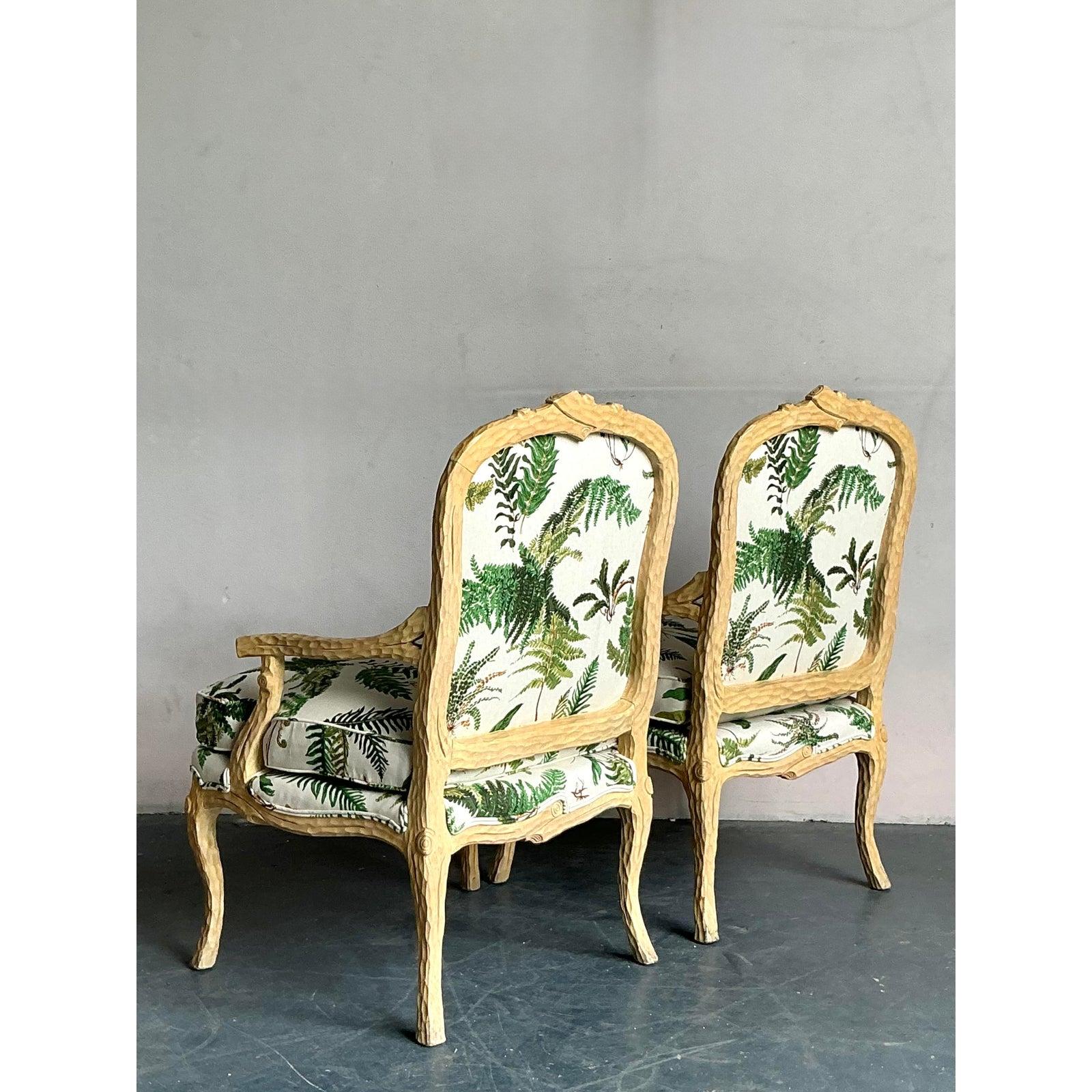 Tissu Chaises Fauteuil Vintage Regency en Faux Bois avec impression de fougères Scalamandre - Une Paire en vente
