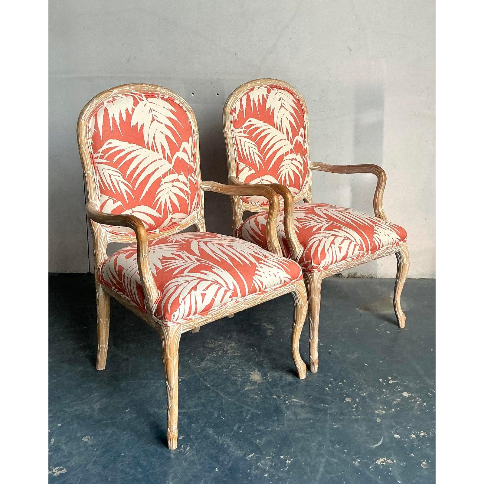 Questa esuberante poltrona, realizzata nel classico stile francese fauteuil, è reinterpretata in modo drammatico per un interno di transizione o costiero. La tradizionale struttura in legno curvato, con gambe cabriole e braccioli aperti, viene