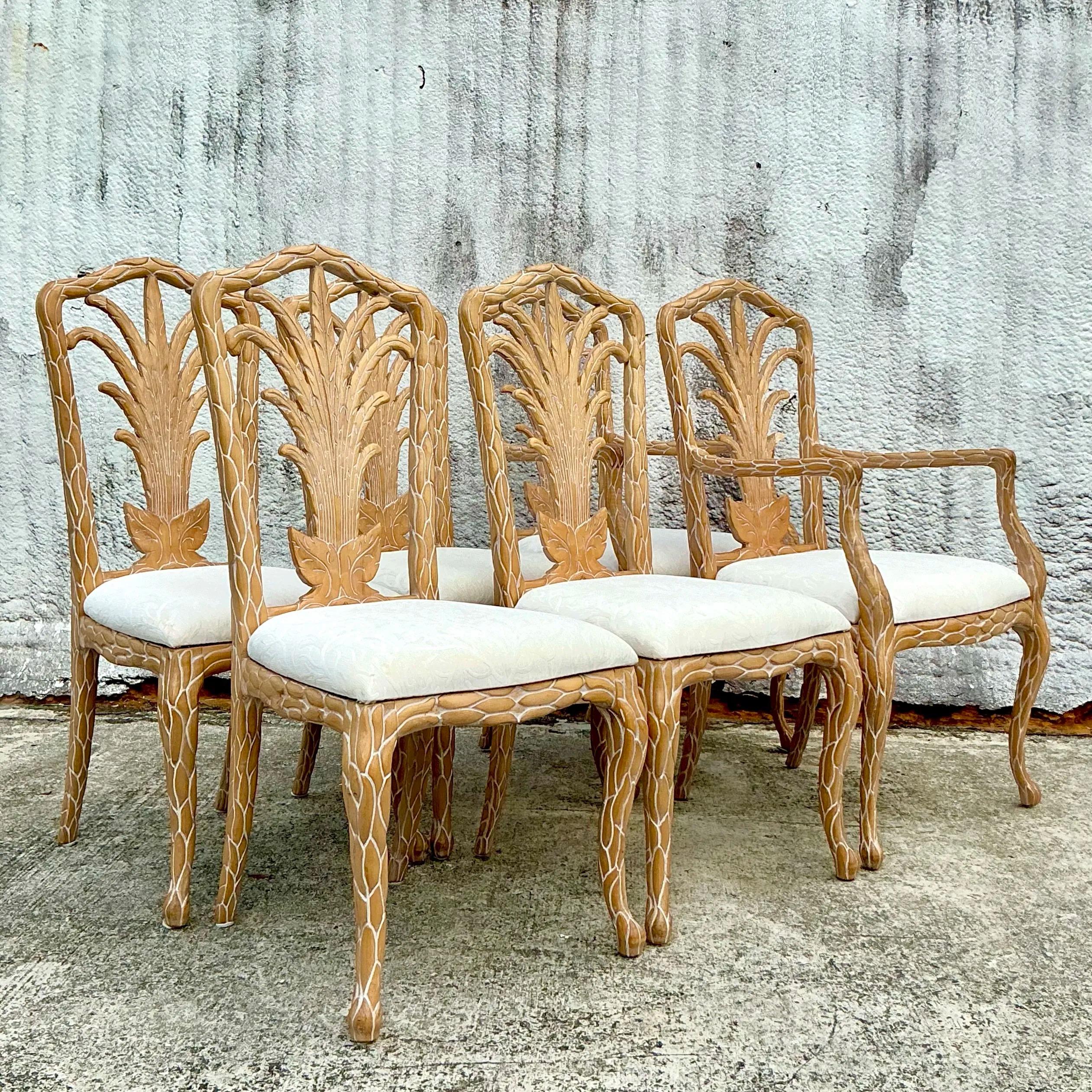 Queste sedie da pranzo Regency Faux Bois Palm sono uno splendido esempio di eleganza senza tempo combinata con un'arte ispirata alla natura. Caratterizzate da un design in faux bois (finto legno), queste sedie evocano la bellezza organica delle