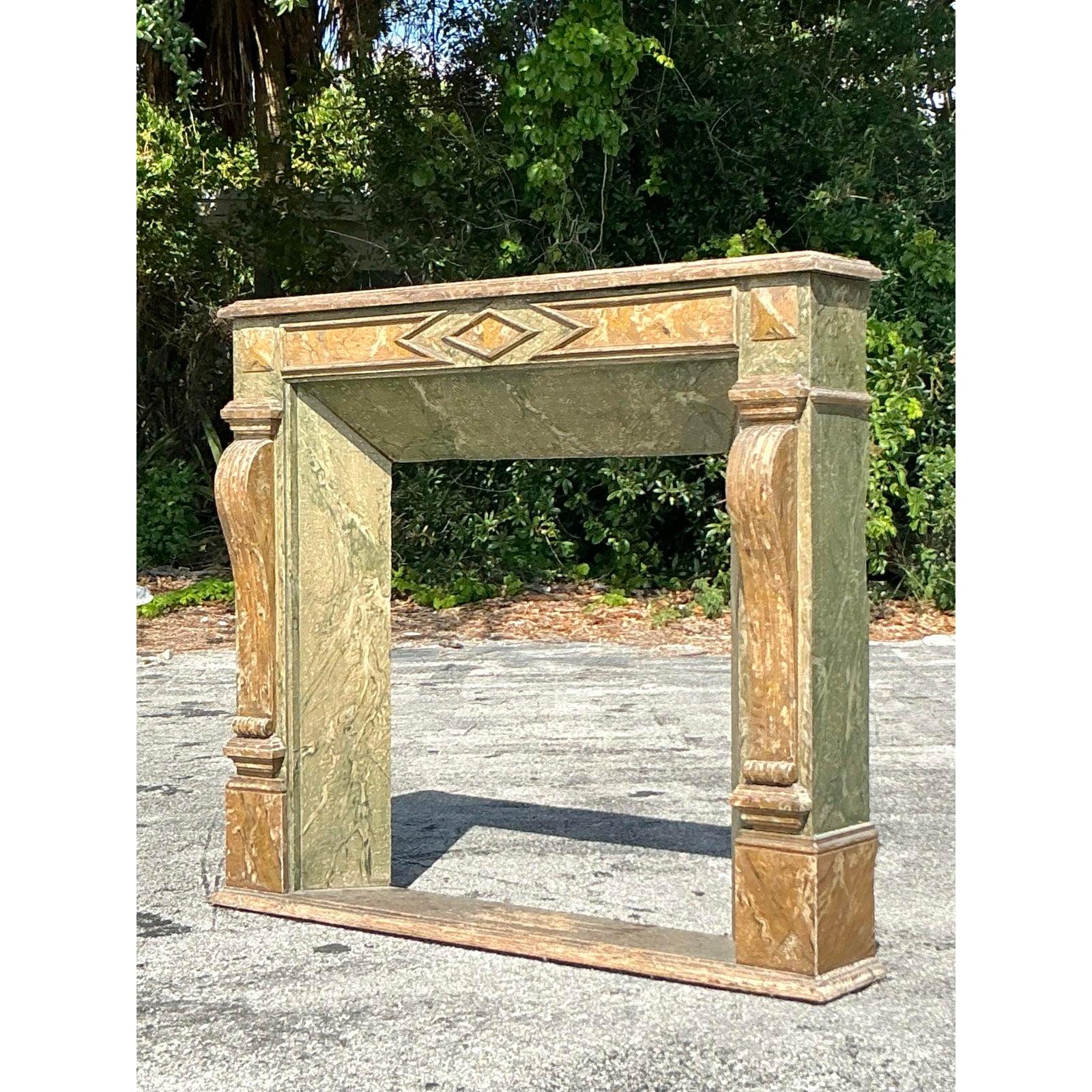 Entourage de cheminée vintage Regency en fausse finition Bon état - En vente à west palm beach, FL