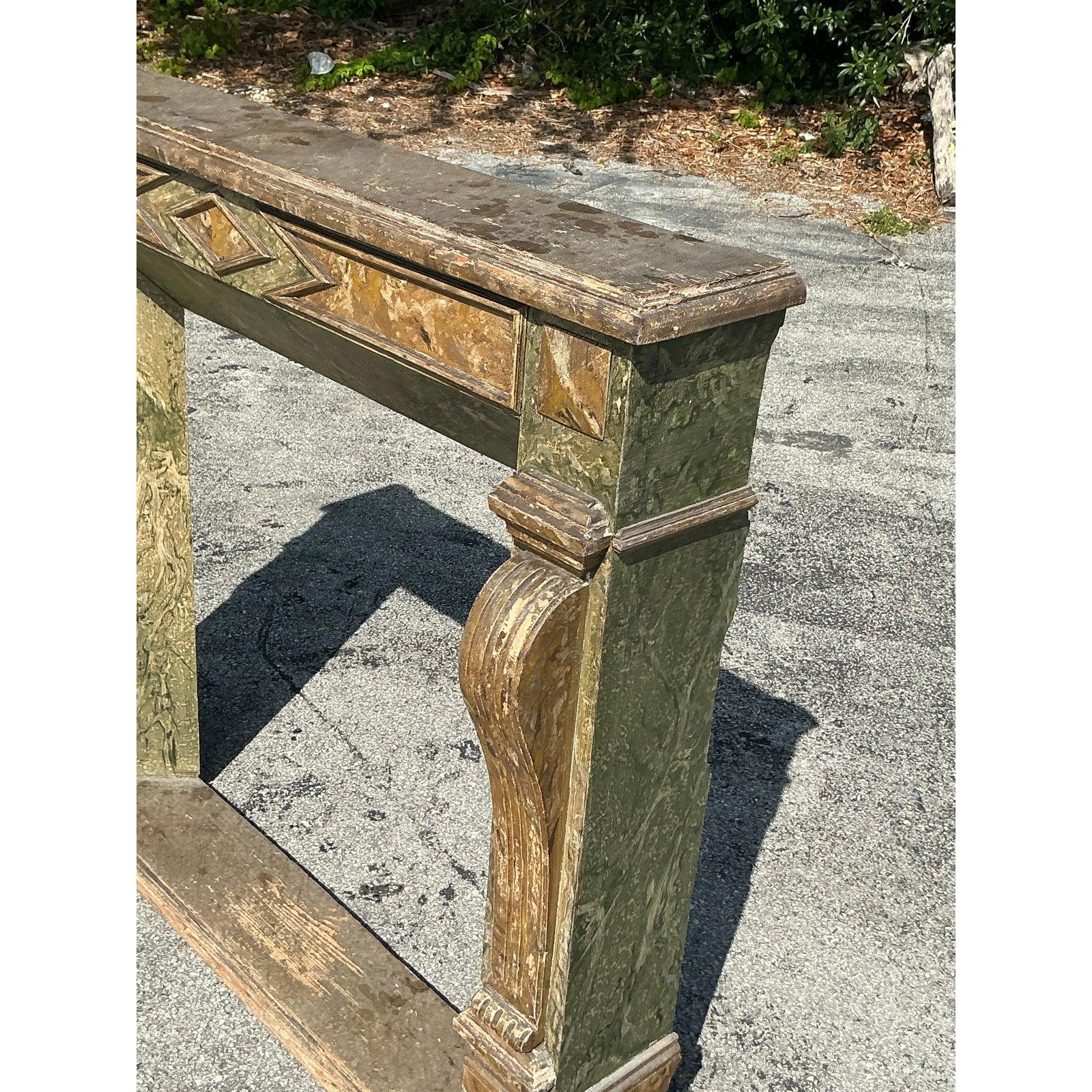 20ième siècle Entourage de cheminée vintage Regency en fausse finition en vente