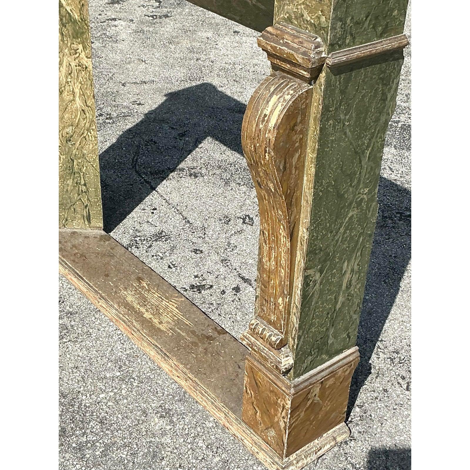 Bois Entourage de cheminée vintage Regency en fausse finition en vente